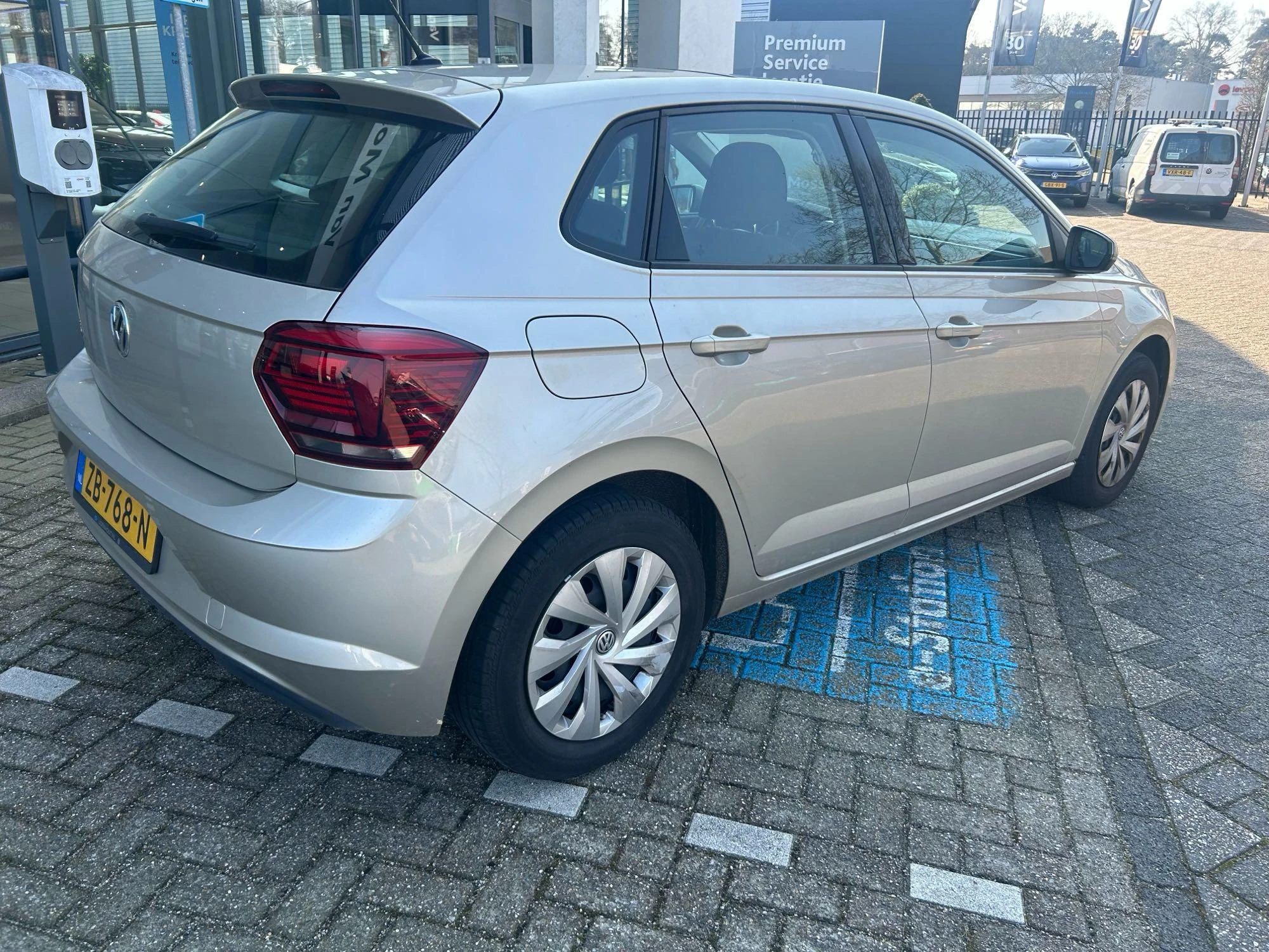 Volkswagen Polo met kenteken 46100 – autofoto 4