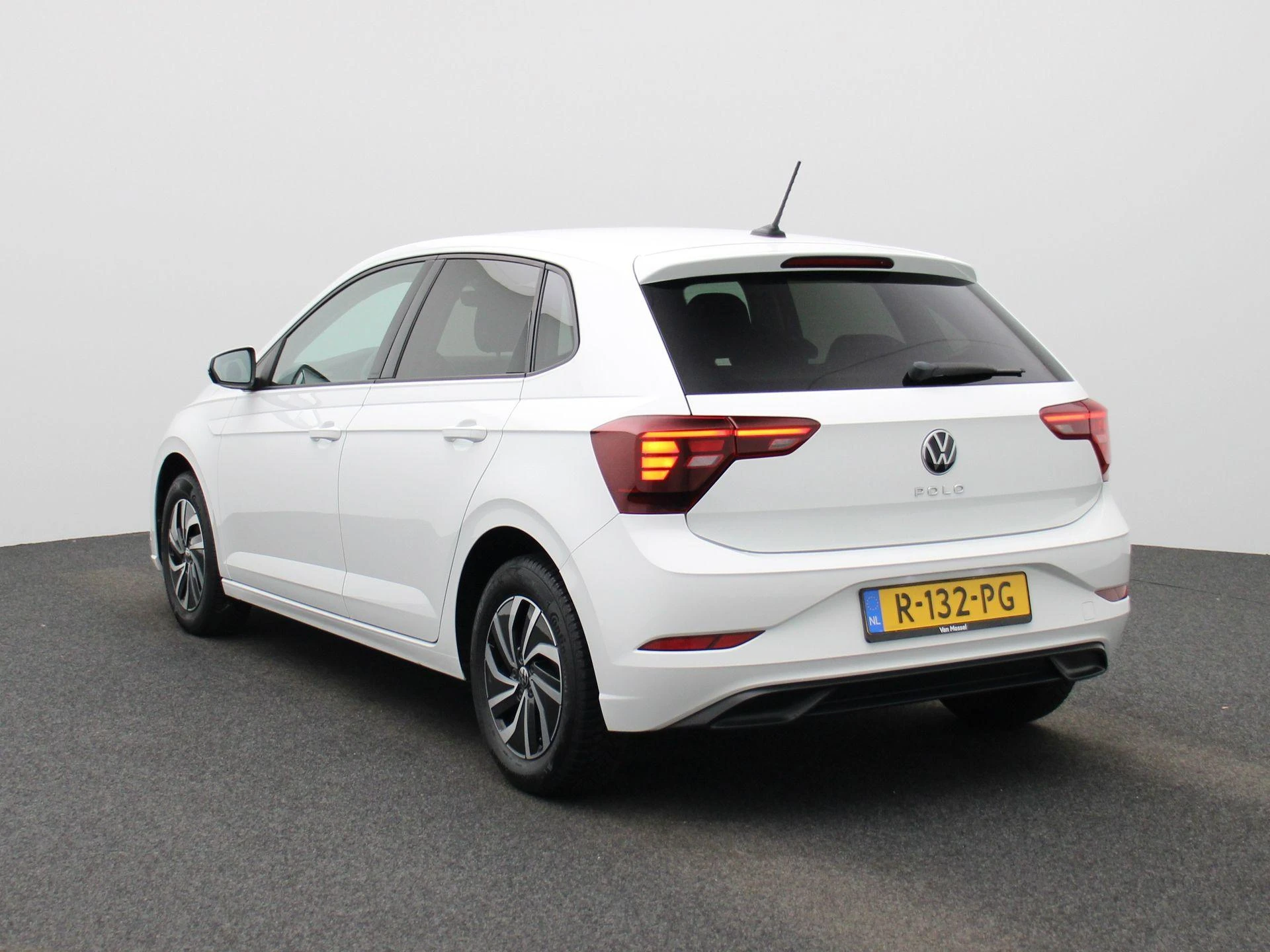 Volkswagen Polo met kenteken R-132-PG – autofoto 3