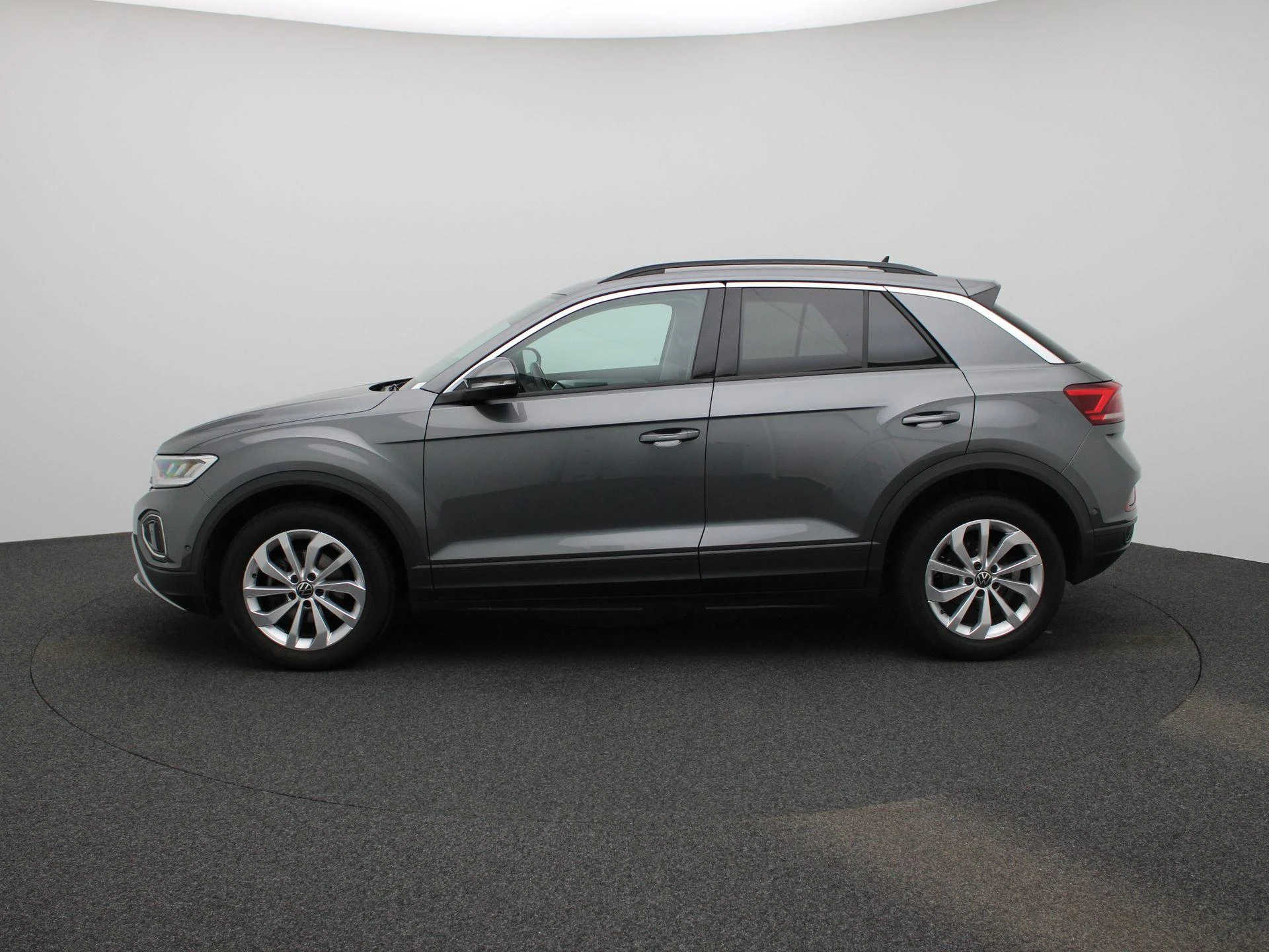 Volkswagen T-Roc met kenteken R-327-BD – autofoto 5