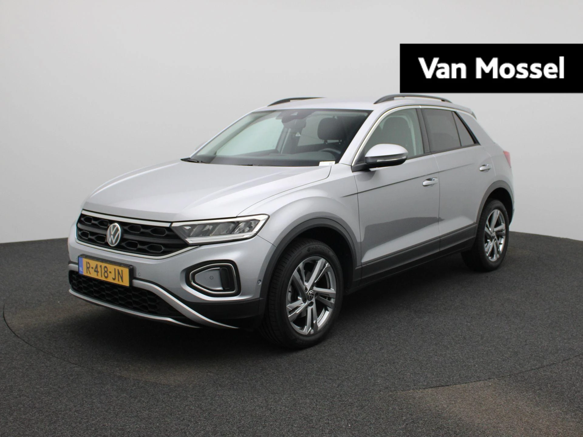 Volkswagen T-Roc met kenteken R-418-JN – autofoto 2