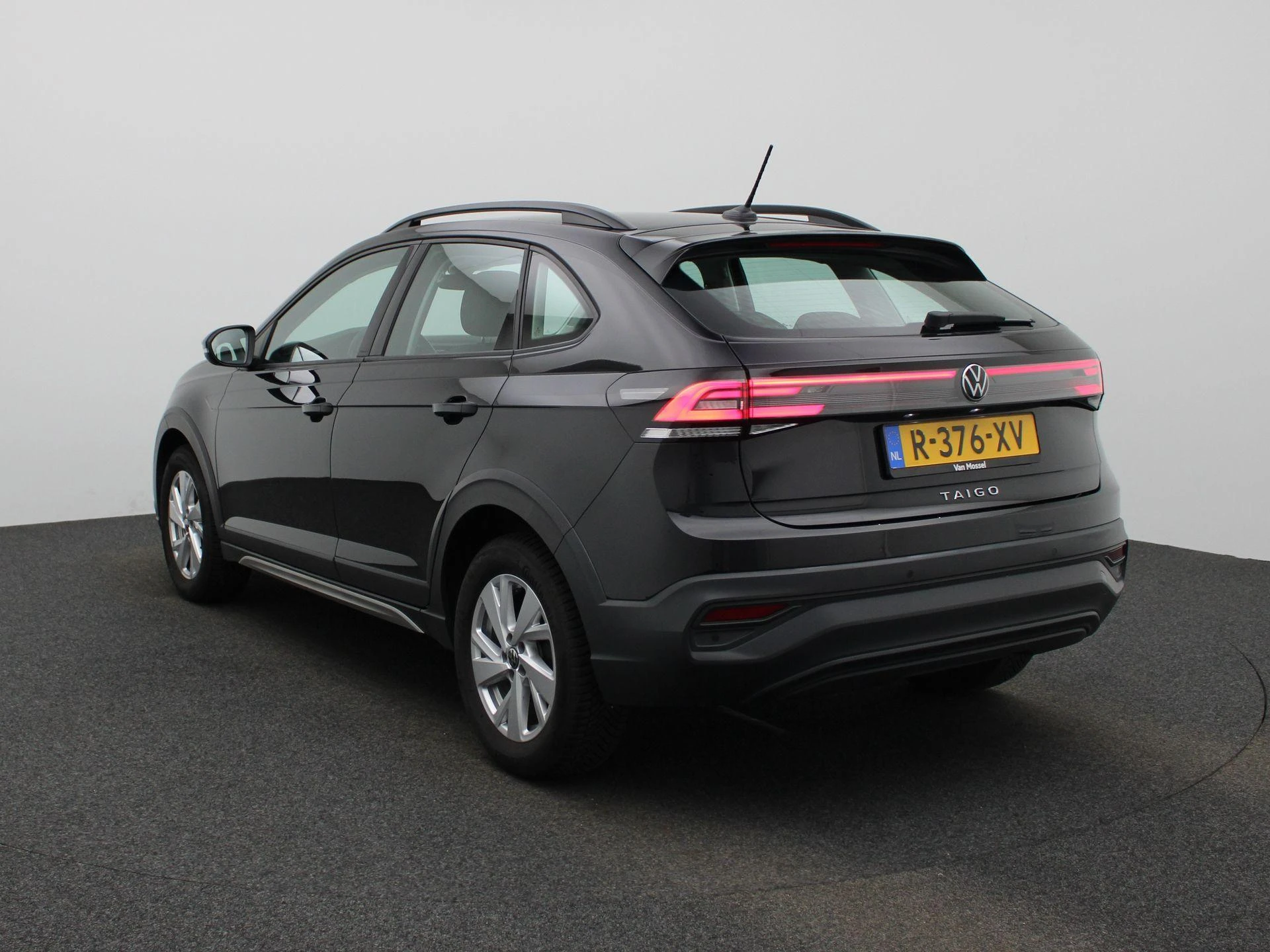 Volkswagen Taigo met kenteken R-376-XV – autofoto 3
