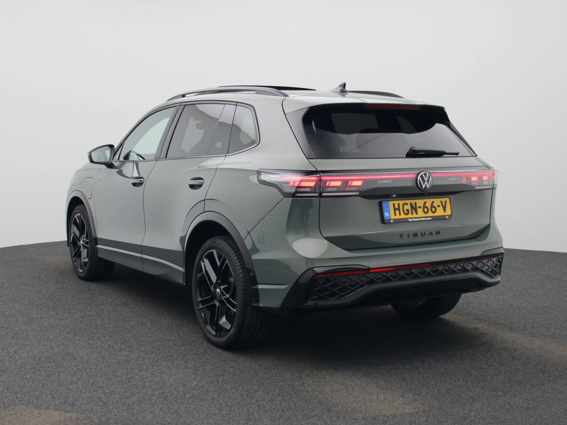 Volkswagen Tiguan met kenteken 04100 – autofoto 3