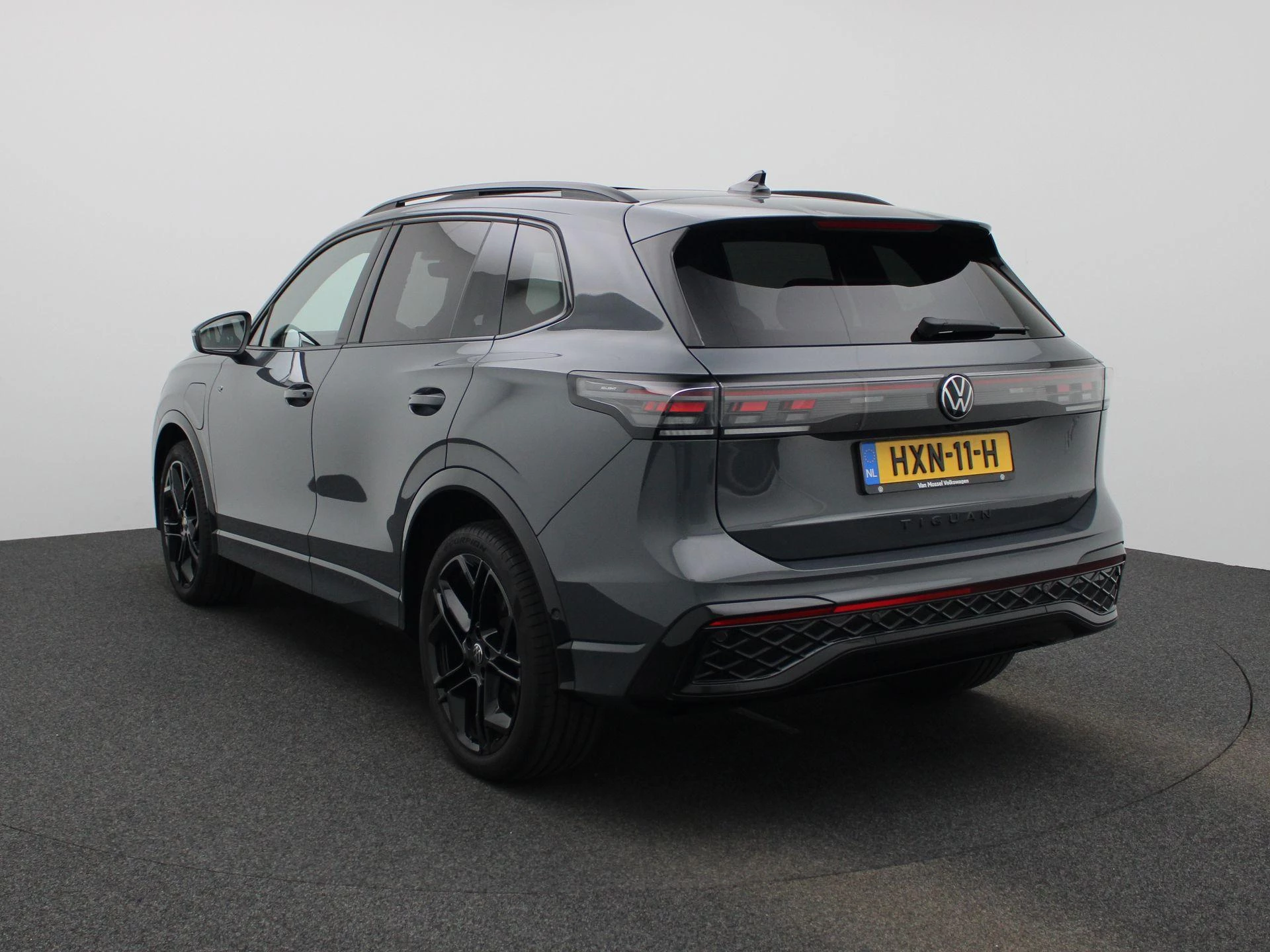Volkswagen Tiguan met kenteken 04100 – autofoto 3