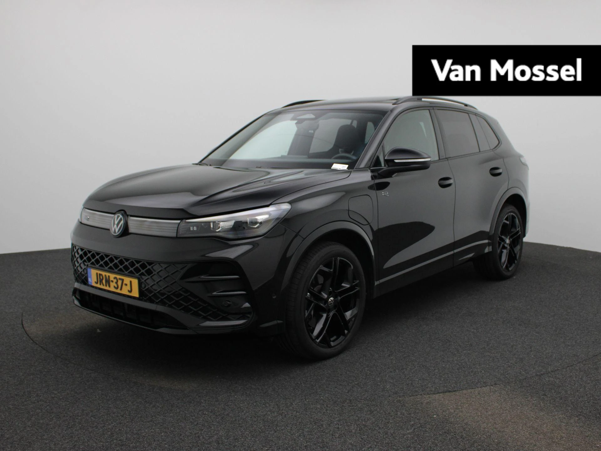 Volkswagen Tiguan met kenteken 118 – autofoto 2