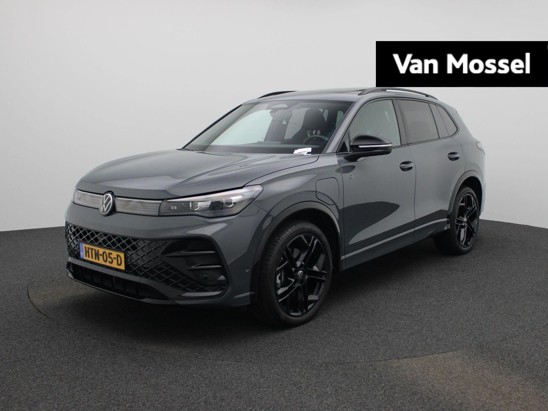 Volkswagen Tiguan met kenteken 118 – autofoto 2