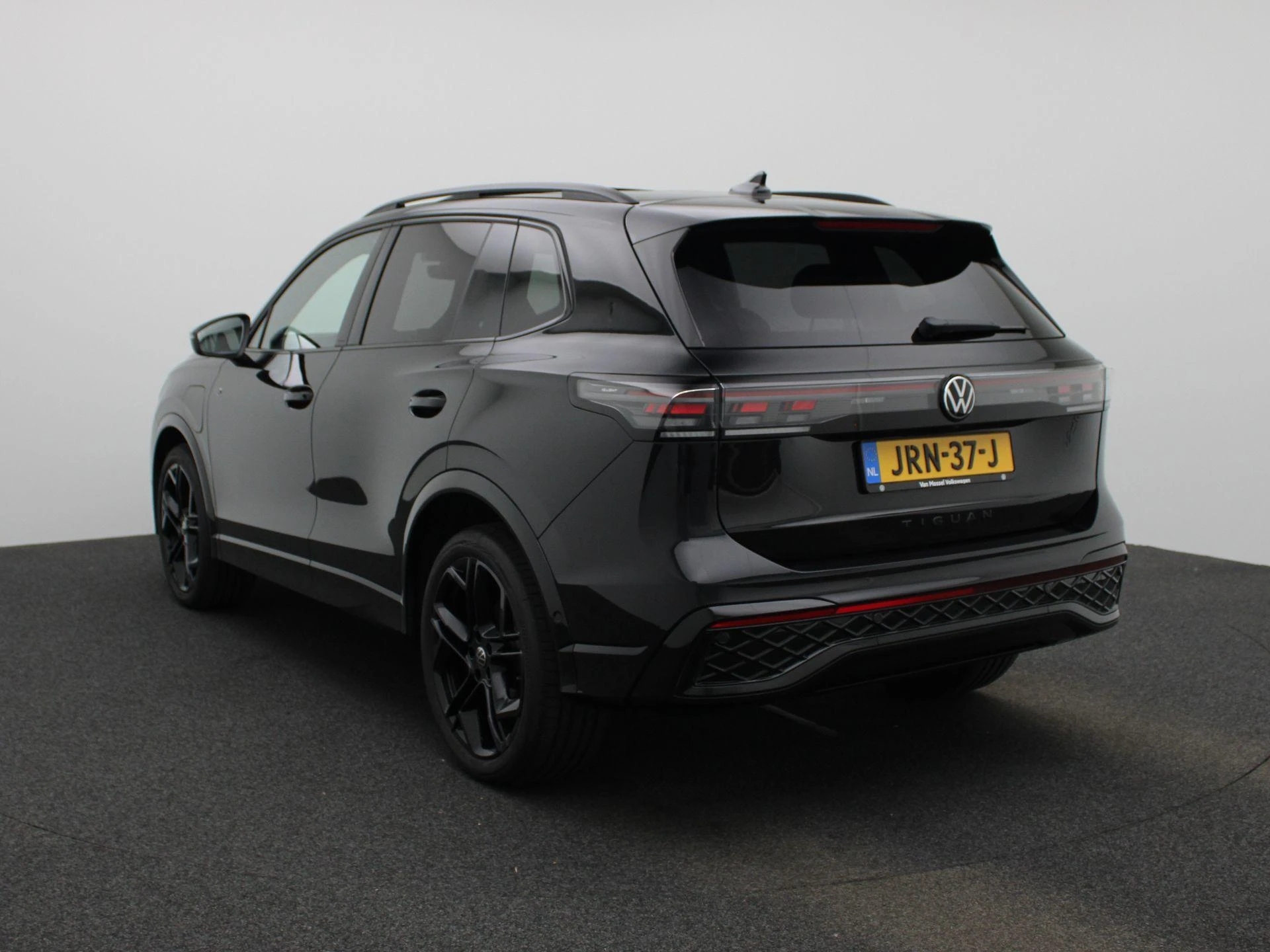 Volkswagen Tiguan met kenteken 118 – autofoto 3