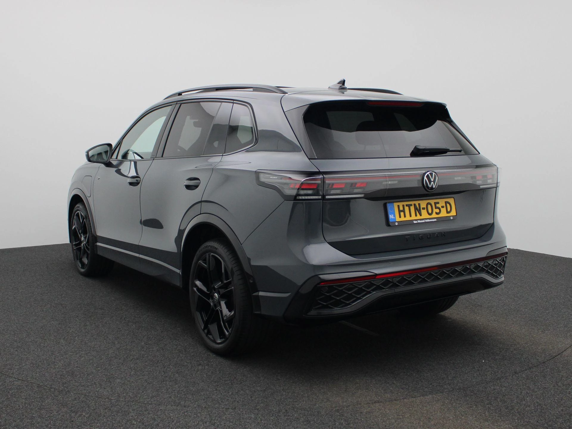 Volkswagen Tiguan met kenteken 118 – autofoto 3