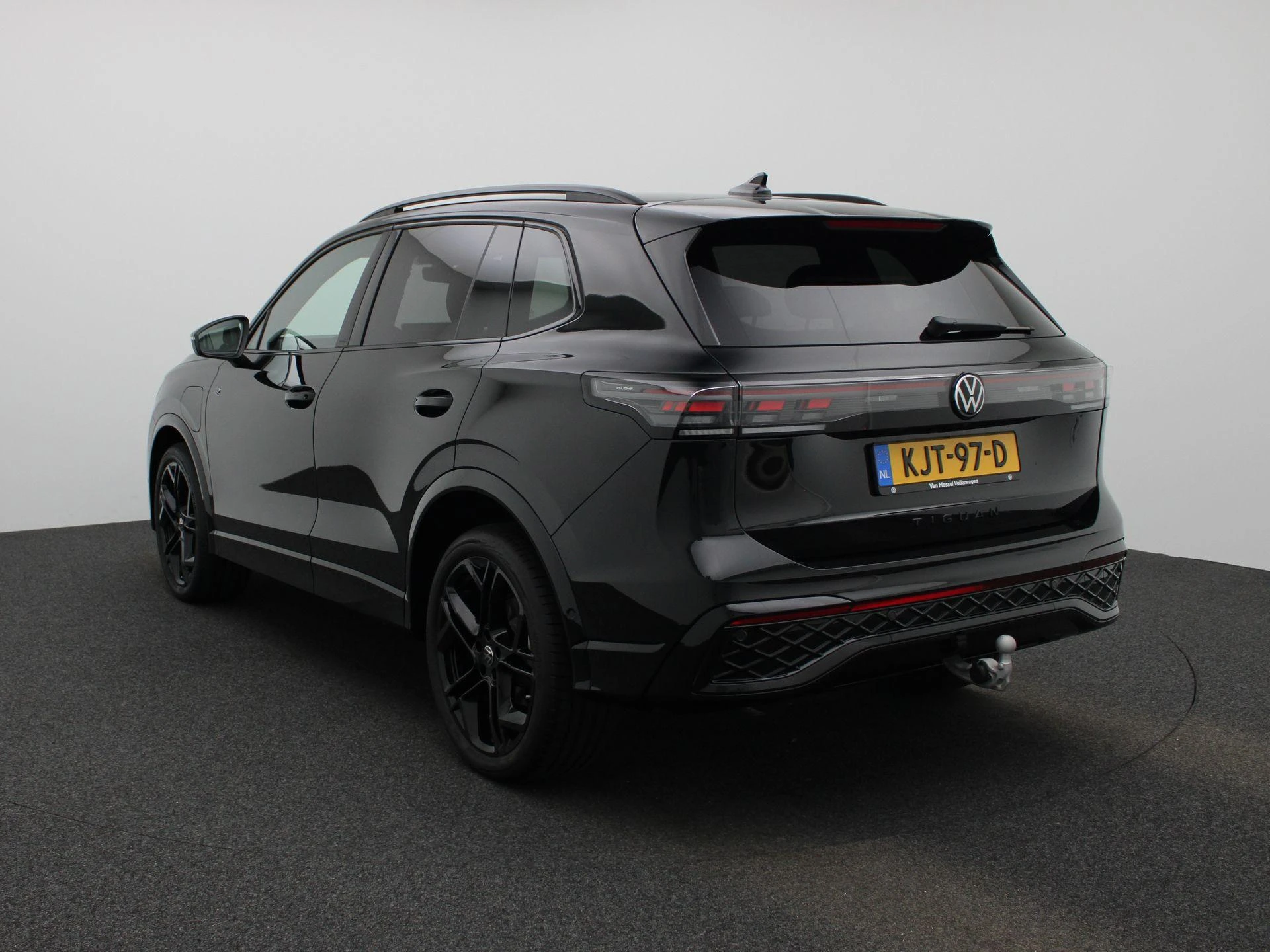 Volkswagen Tiguan met kenteken 118 – autofoto 3