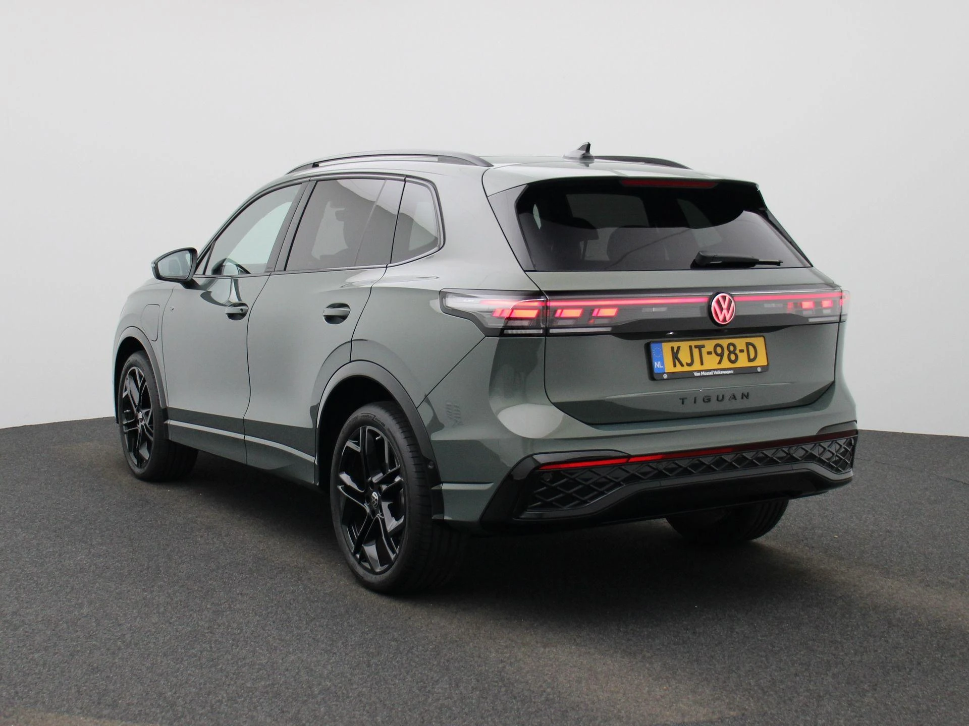 Volkswagen Tiguan met kenteken 16100 – autofoto 3