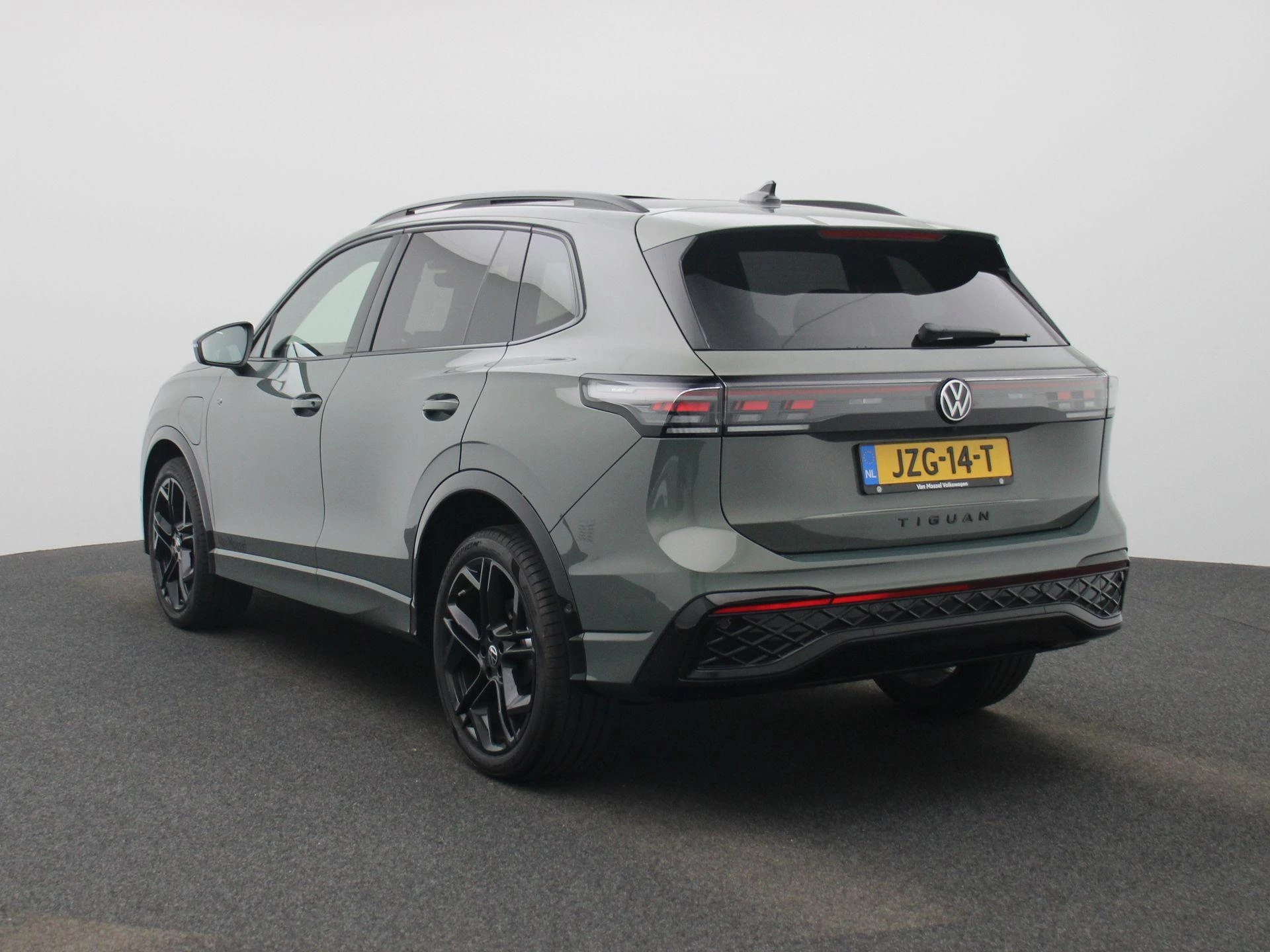 Volkswagen Tiguan met kenteken 16100 – autofoto 3
