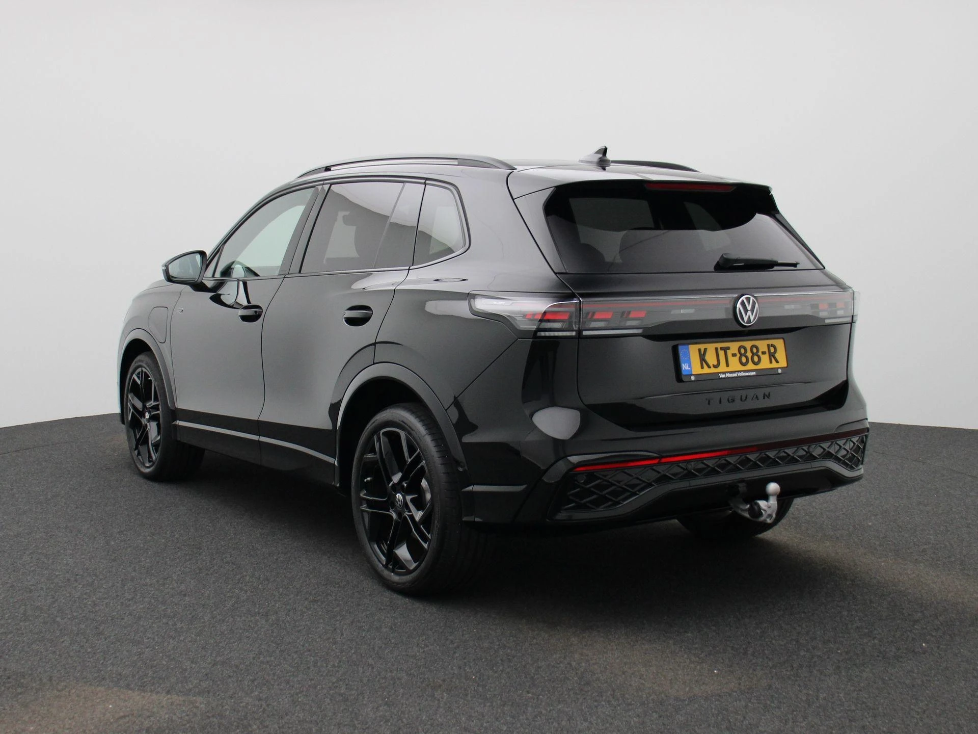Volkswagen Tiguan met kenteken 16100 – autofoto 3