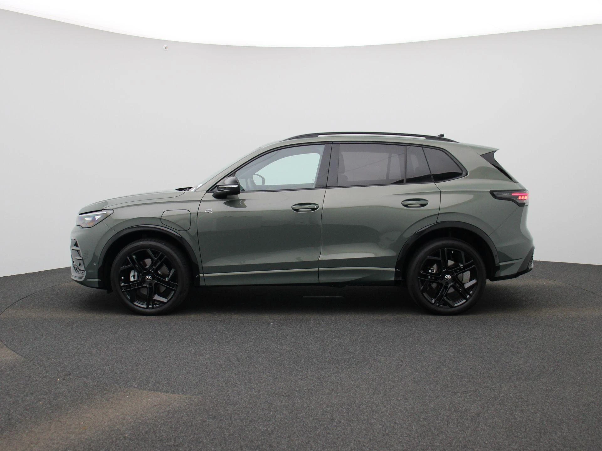 Volkswagen Tiguan met kenteken 16100 – autofoto 5