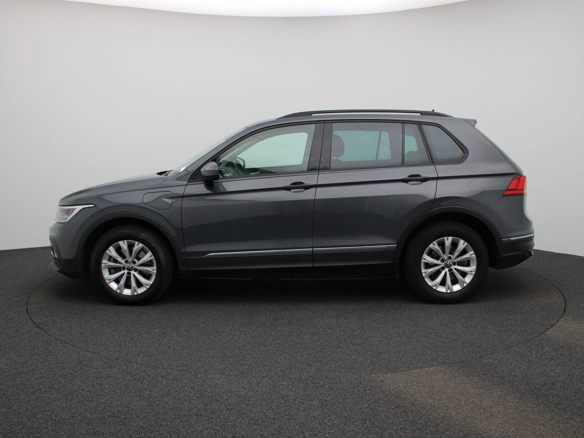 Volkswagen Tiguan met kenteken 17100 – autofoto 5
