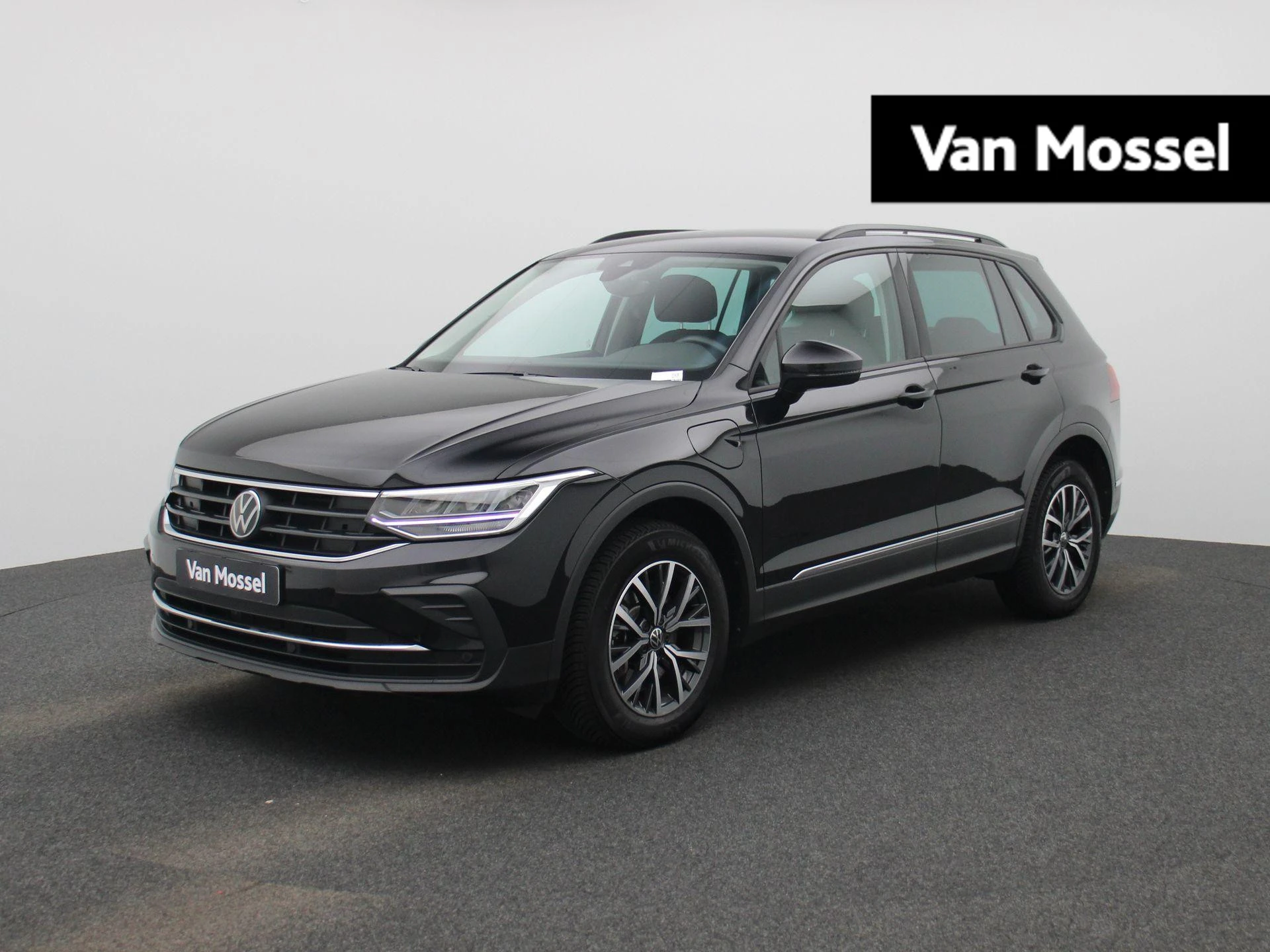 Volkswagen Tiguan met kenteken 49 – autofoto 2