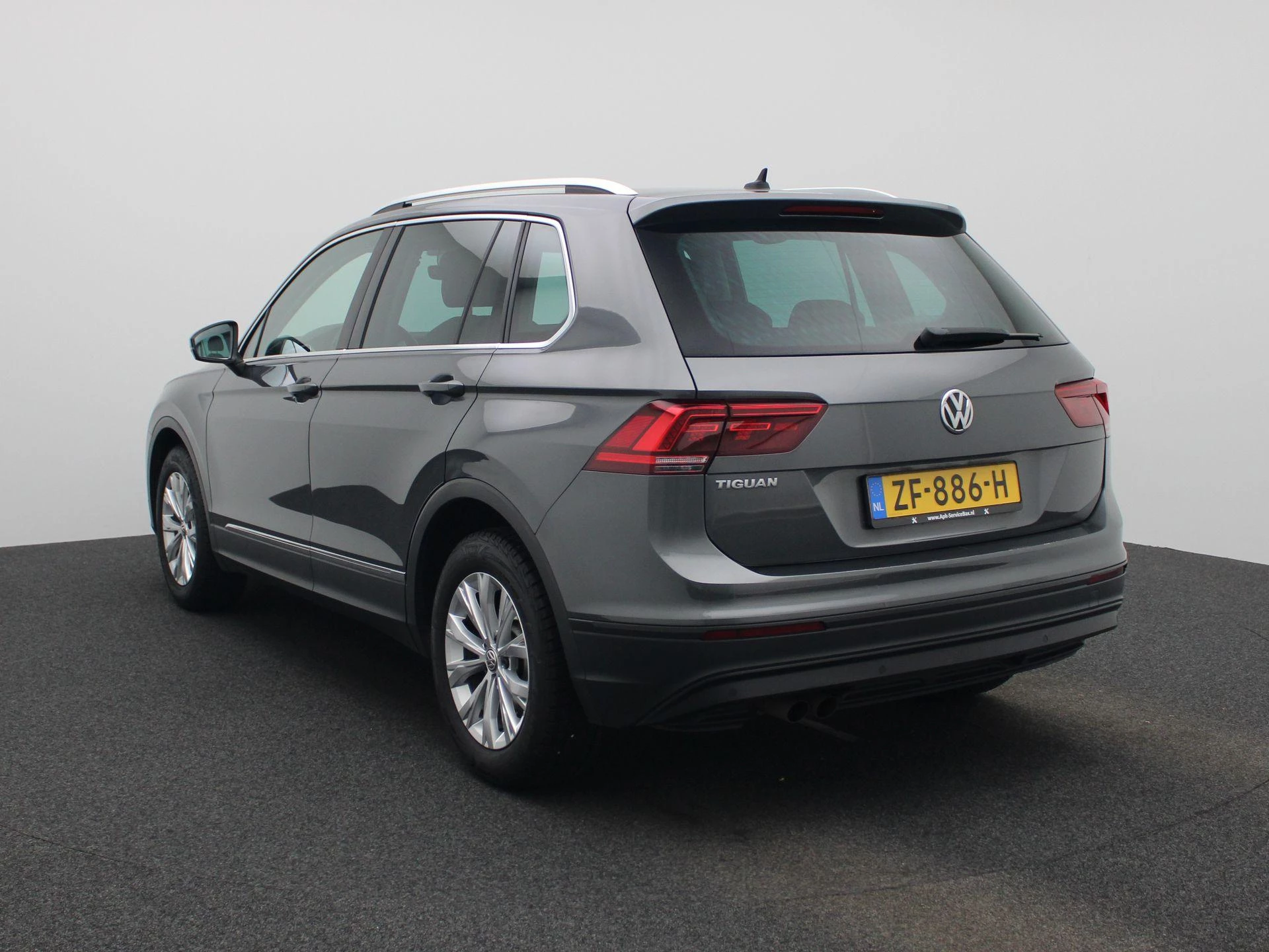 Volkswagen Tiguan met kenteken 56100 – autofoto 3