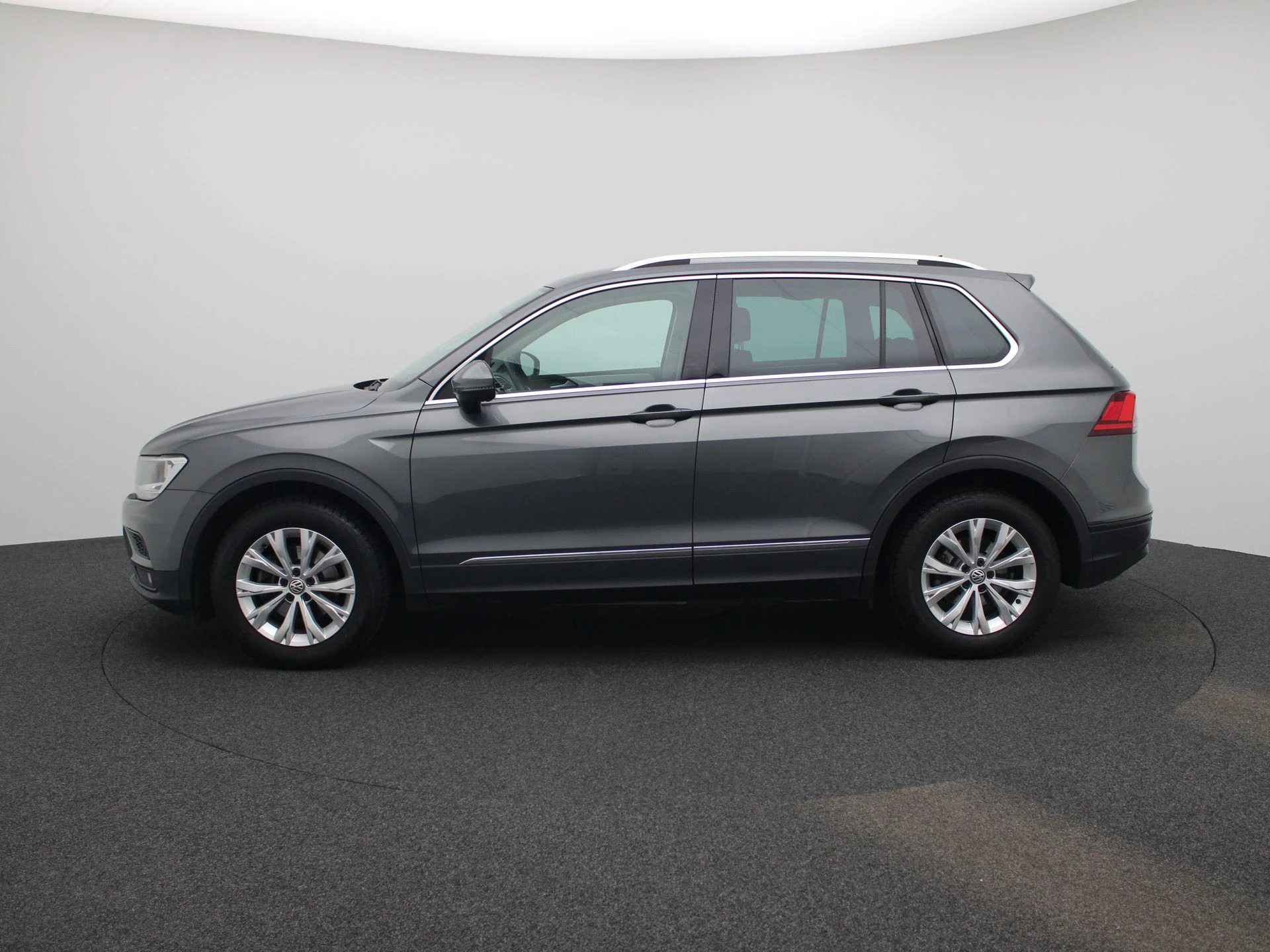 Volkswagen Tiguan met kenteken 56100 – autofoto 5