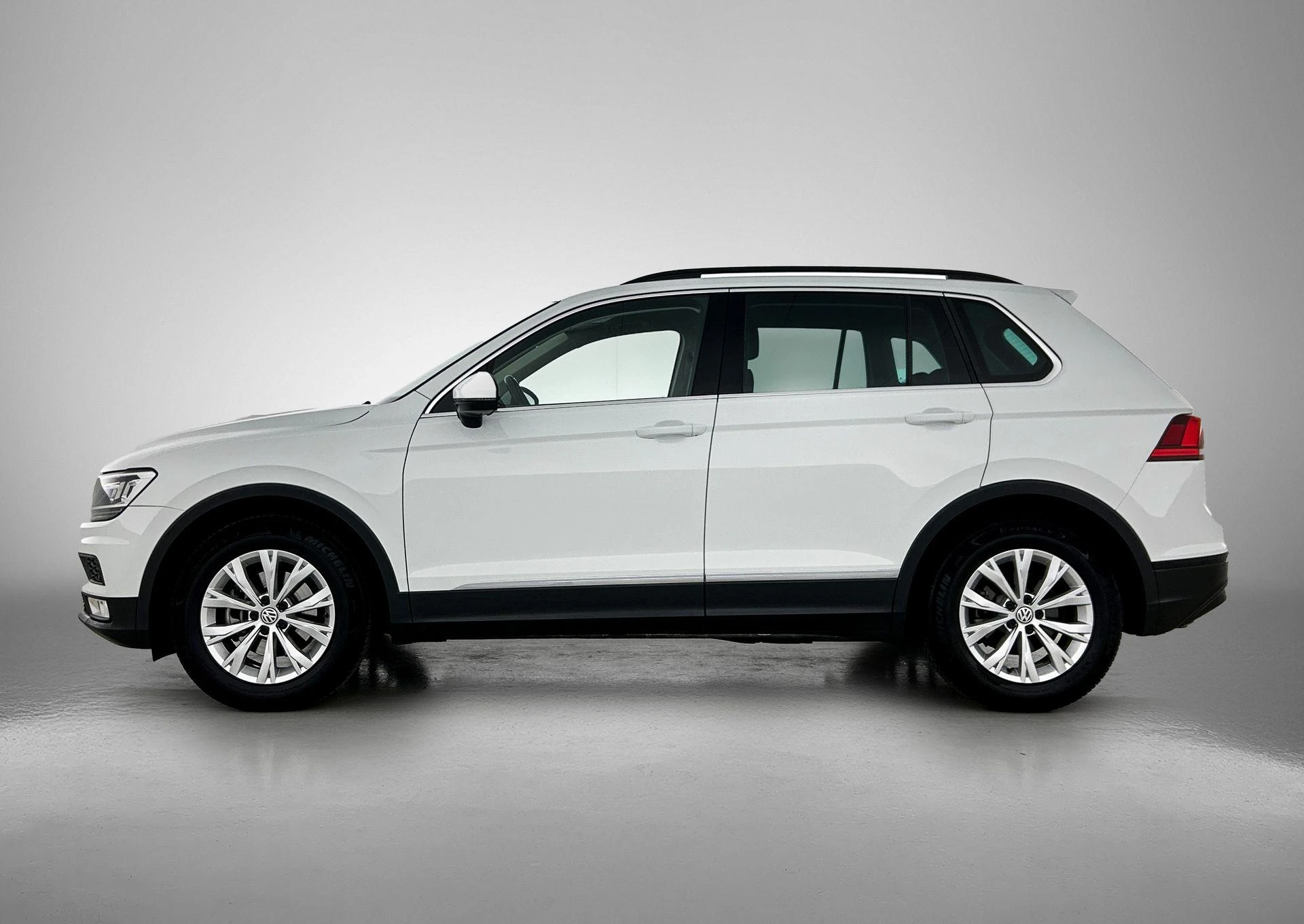 Volkswagen Tiguan met kenteken 57100 – autofoto 4