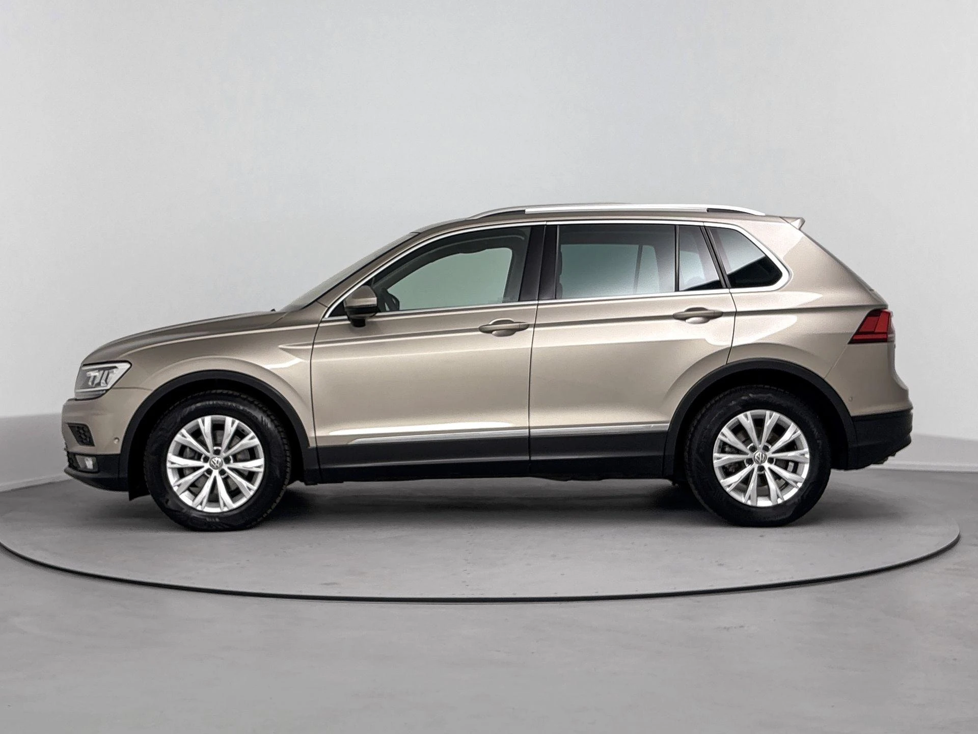 Volkswagen Tiguan met kenteken 60100 – autofoto 4