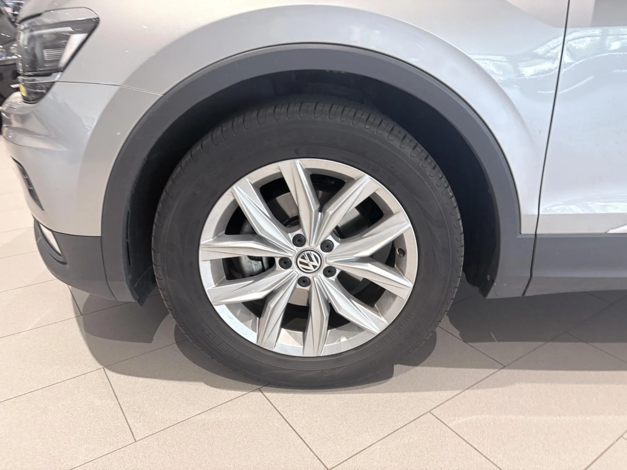Volkswagen Tiguan met kenteken 61100 – autofoto 4