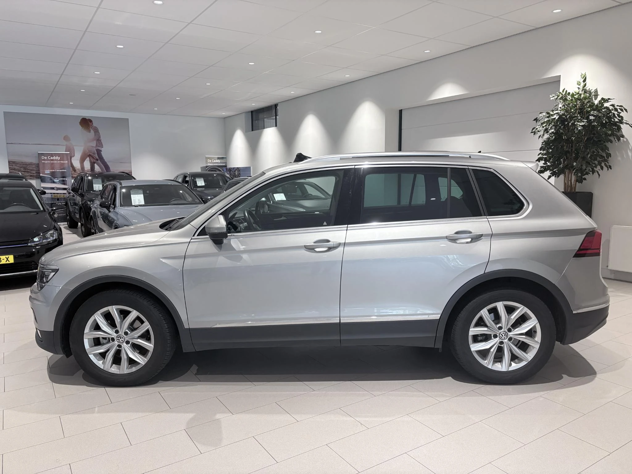 Volkswagen Tiguan met kenteken 61100 – autofoto 5