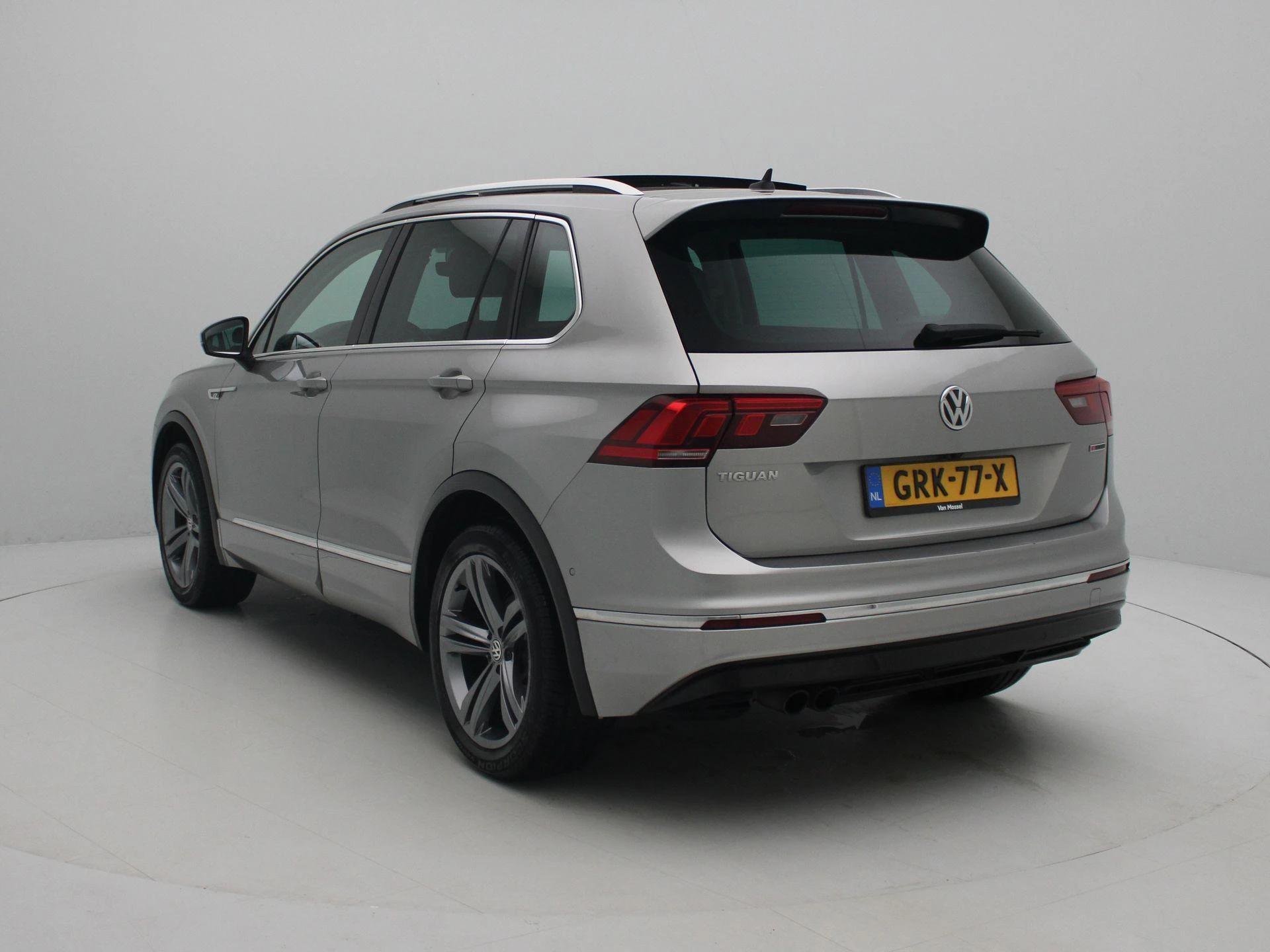 Volkswagen Tiguan met kenteken 68100 – autofoto 3