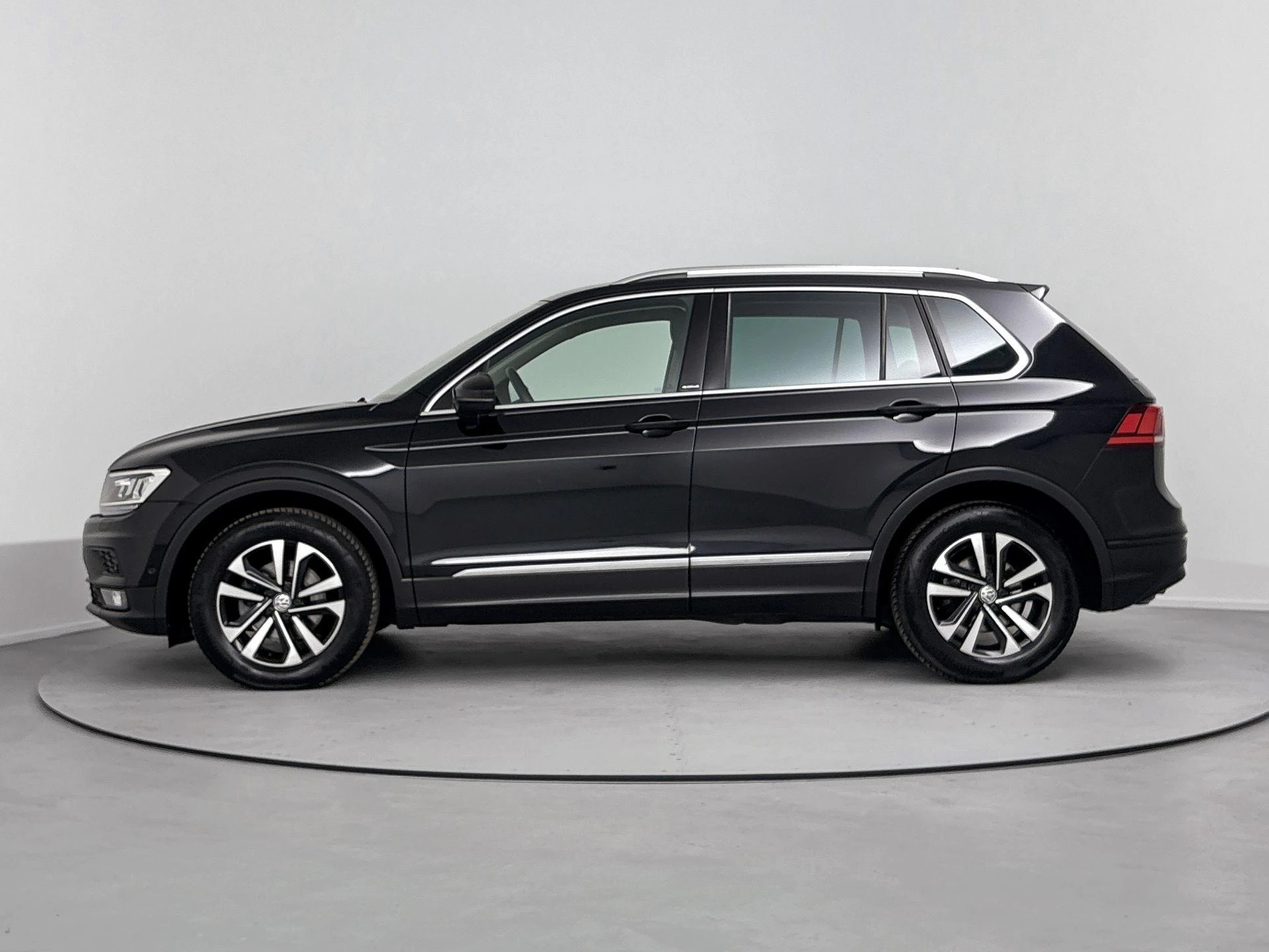 Volkswagen Tiguan met kenteken 71100 – autofoto 4