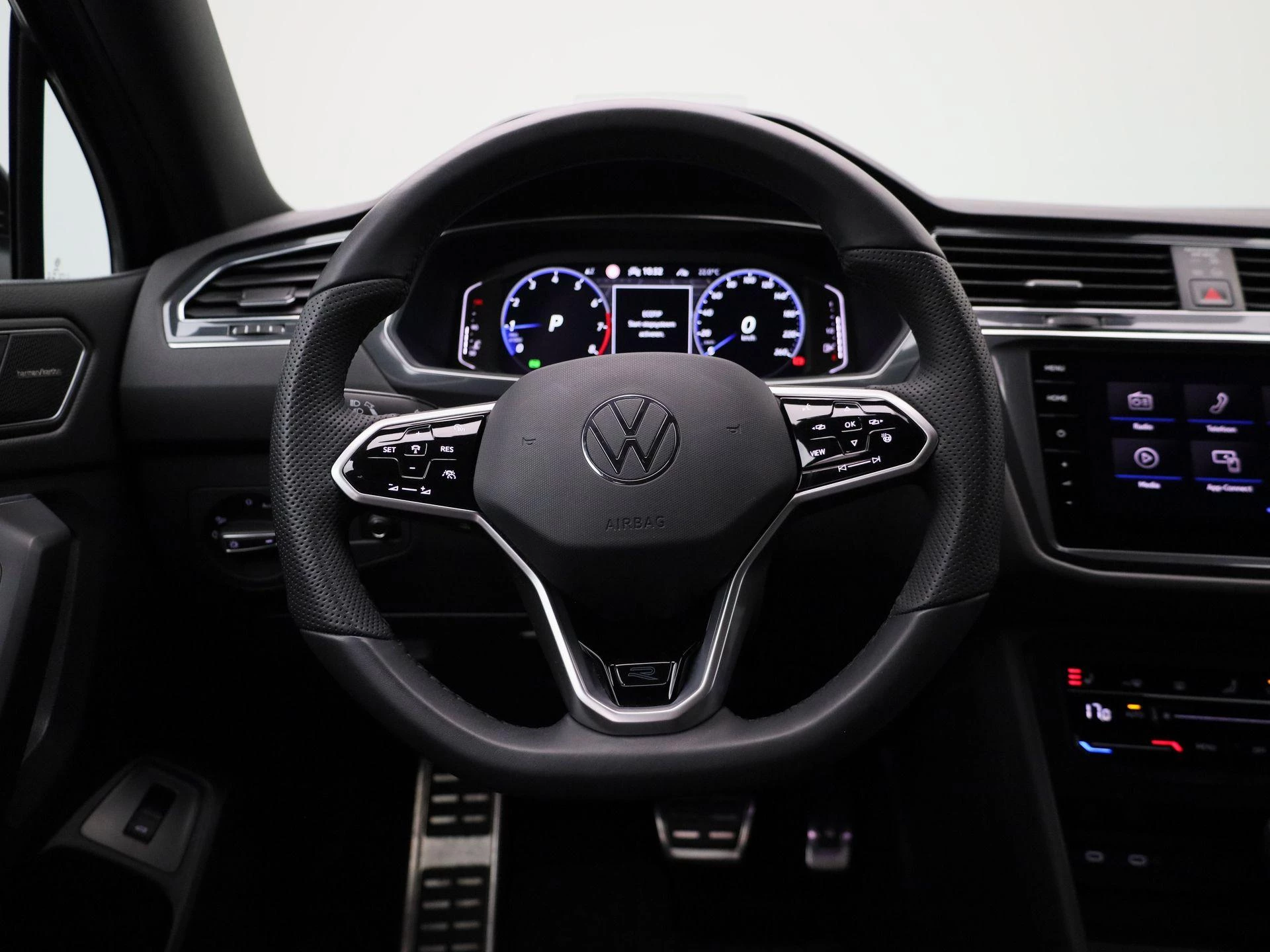Volkswagen Tiguan Allspace met kenteken R-117-PG – autofoto 3