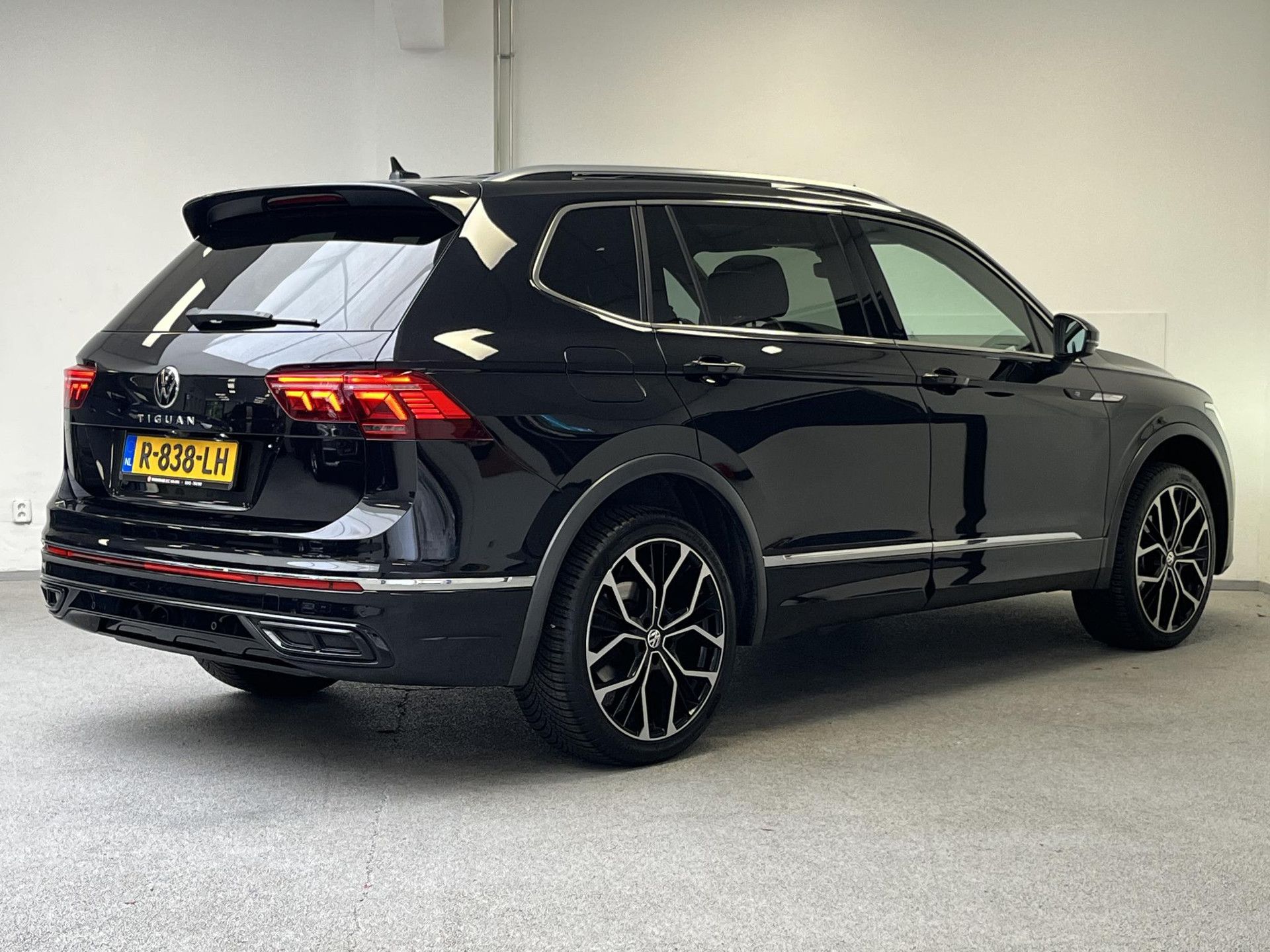 Volkswagen Tiguan Allspace met kenteken R-838-LH – autofoto 2