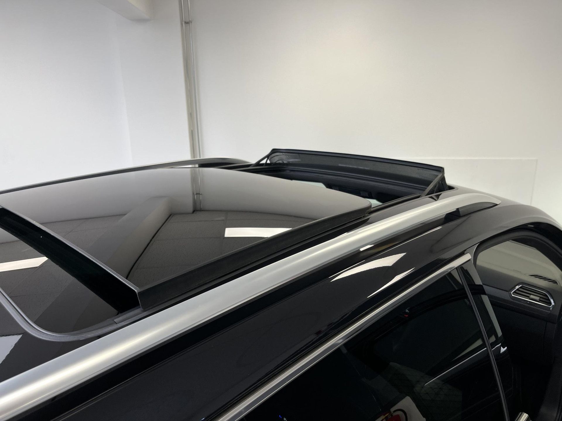 Volkswagen Tiguan Allspace met kenteken R-838-LH – autofoto 4