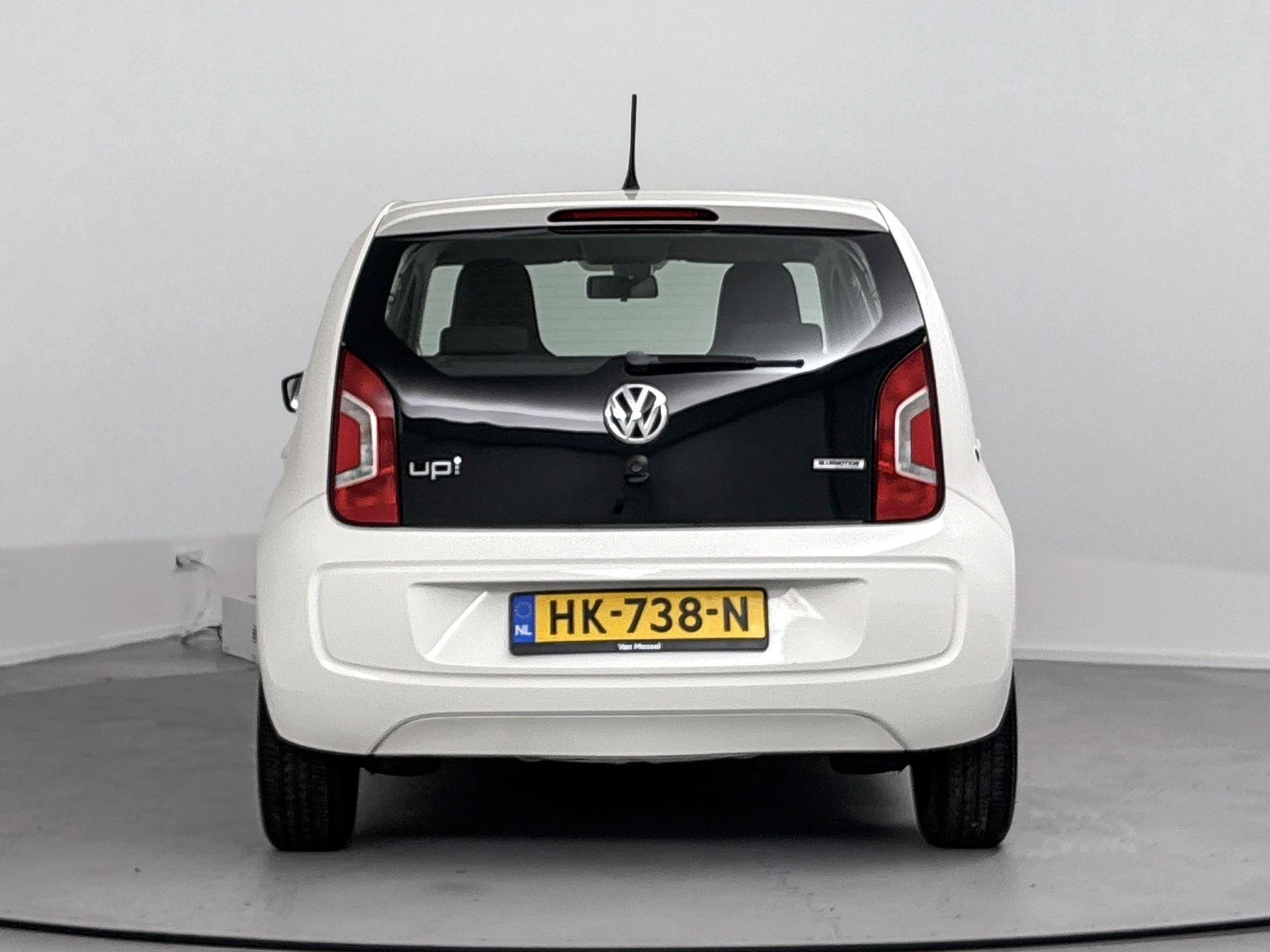 Volkswagen up! met kenteken 50100 – autofoto 5