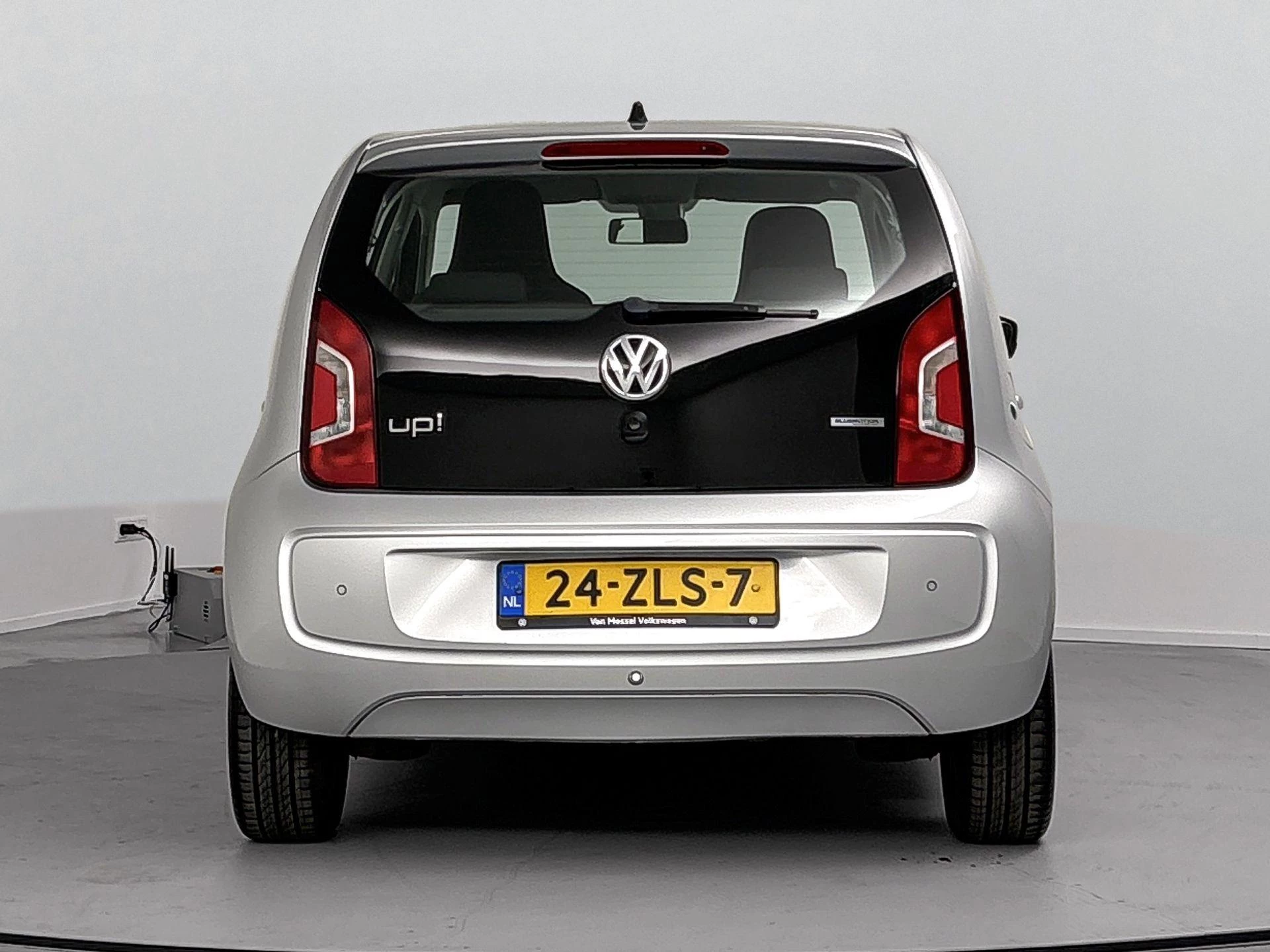 Volkswagen up! met kenteken 51100 – autofoto 5
