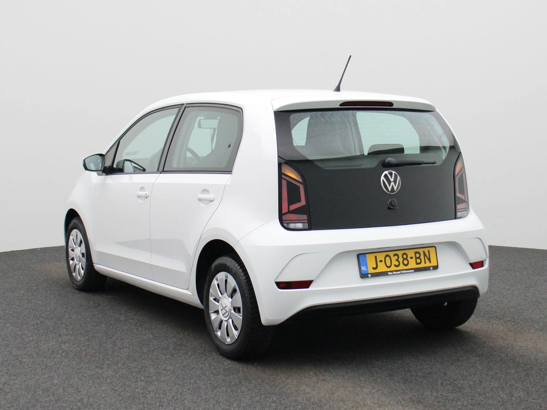 Volkswagen up! met kenteken 53100 – autofoto 3