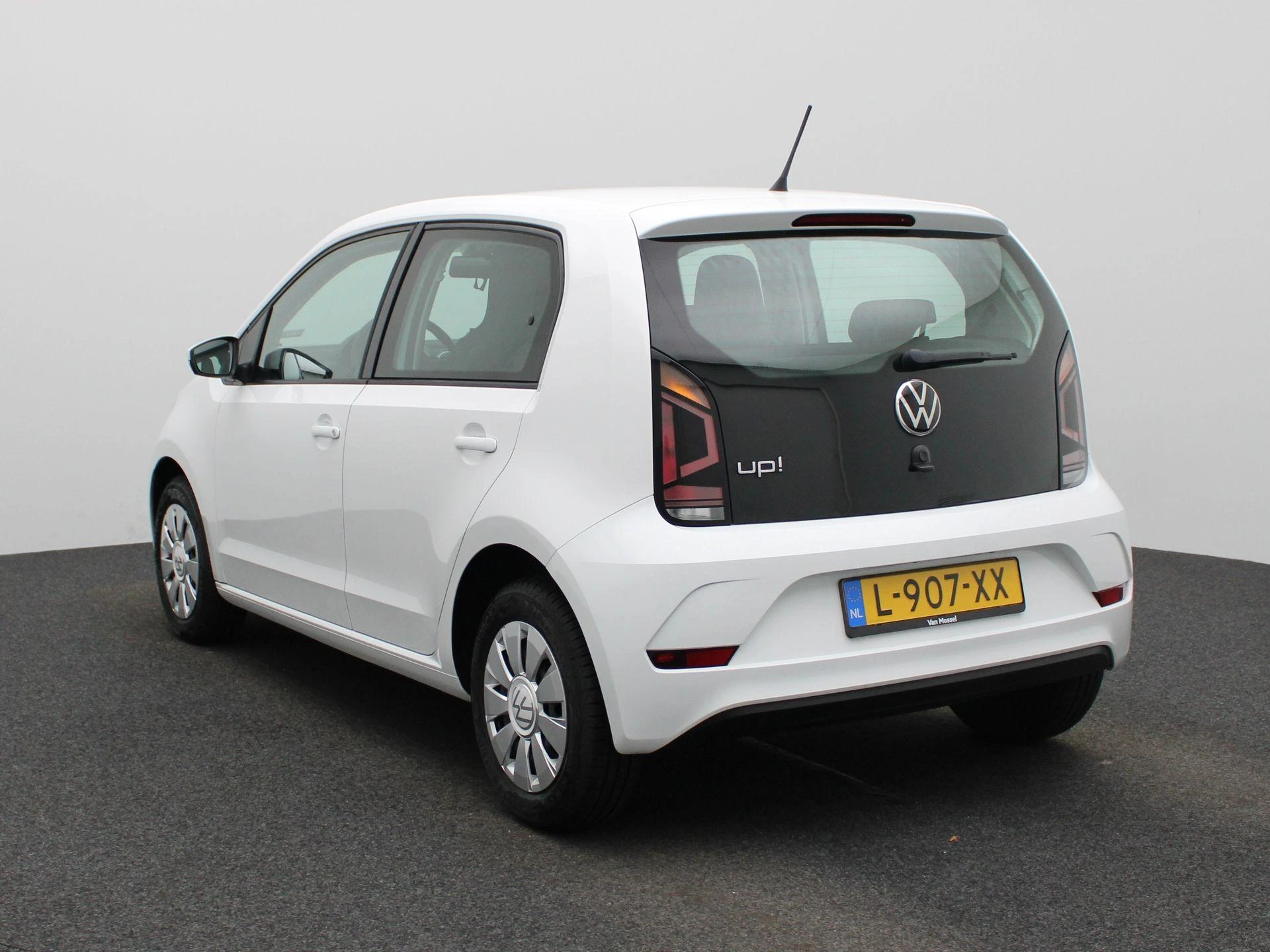 Volkswagen up! met kenteken L-907-XX – autofoto 3