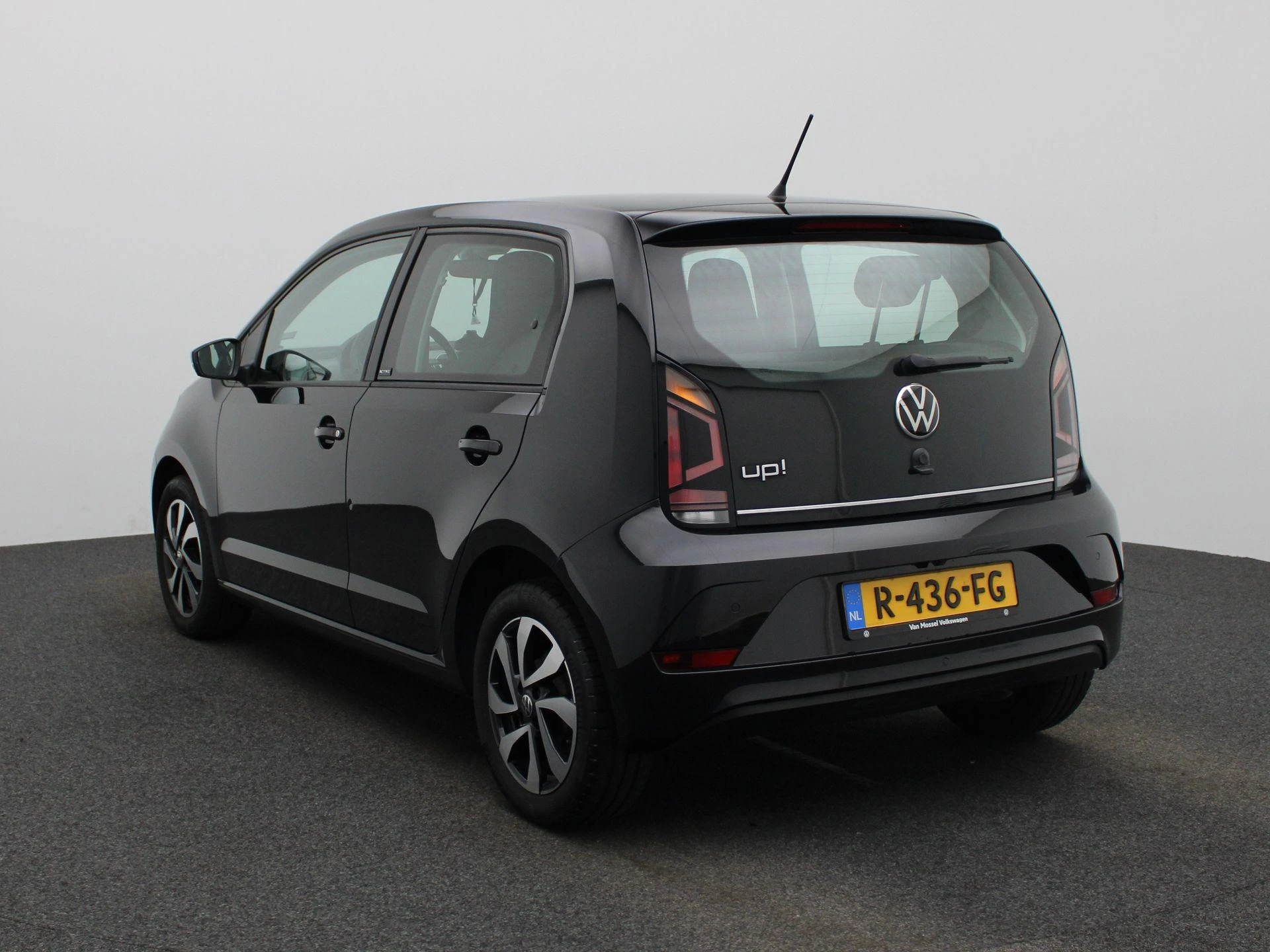 Volkswagen up! met kenteken R-436-FG – autofoto 3