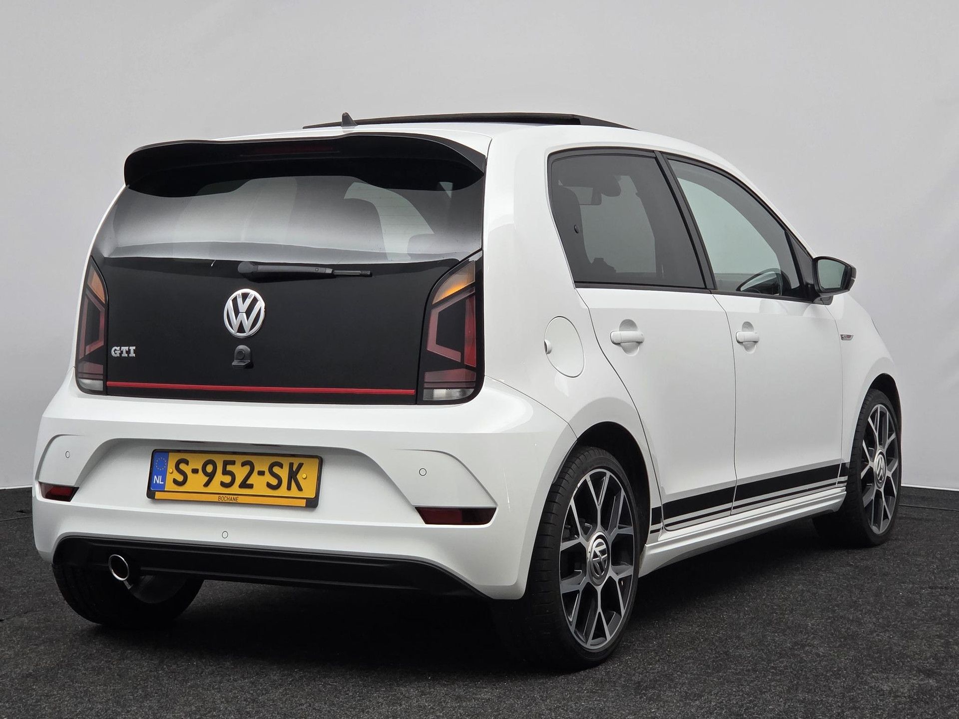 Volkswagen up! met kenteken S-952-SK – autofoto 2