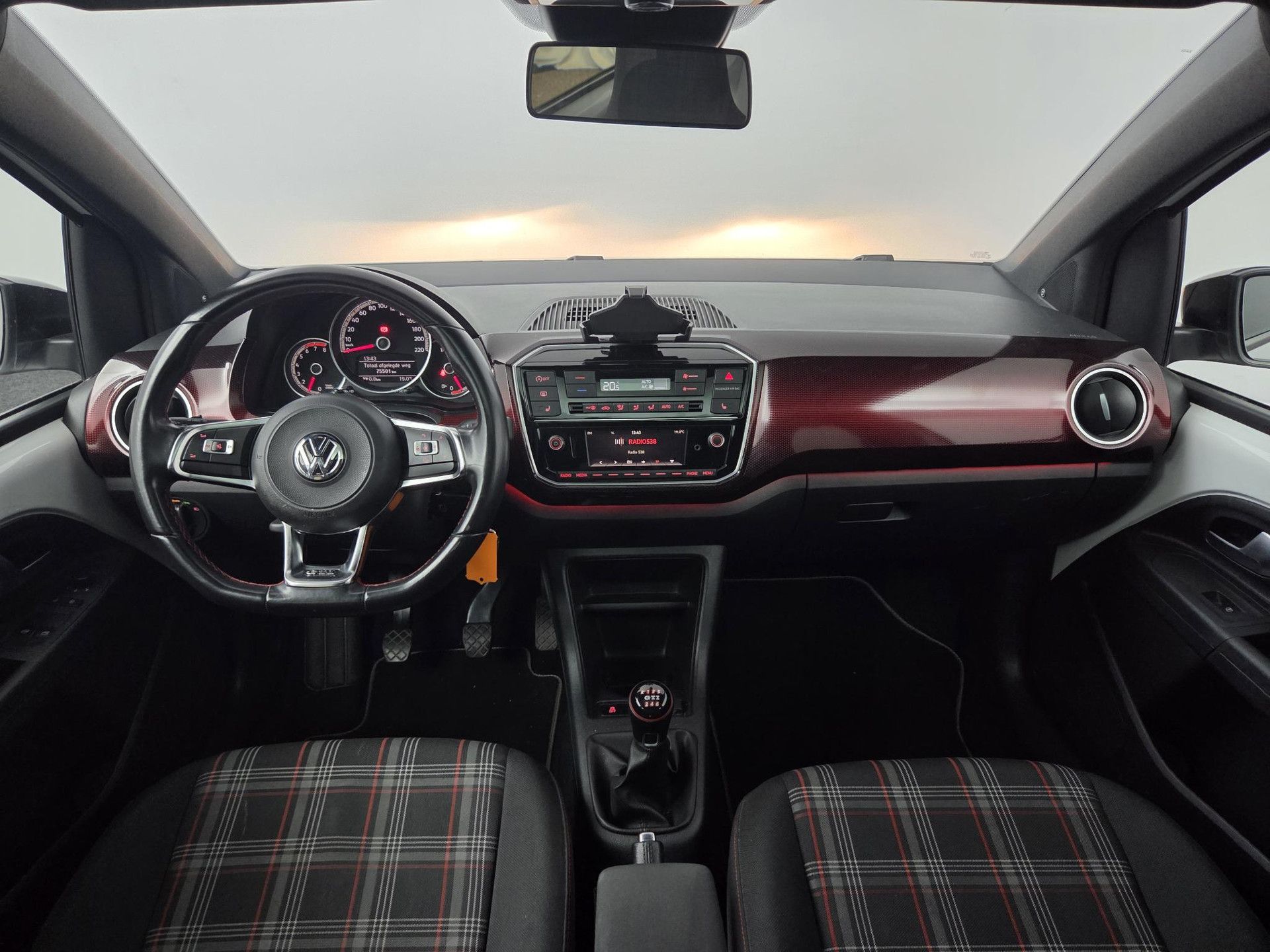 Volkswagen up! met kenteken S-952-SK – autofoto 3