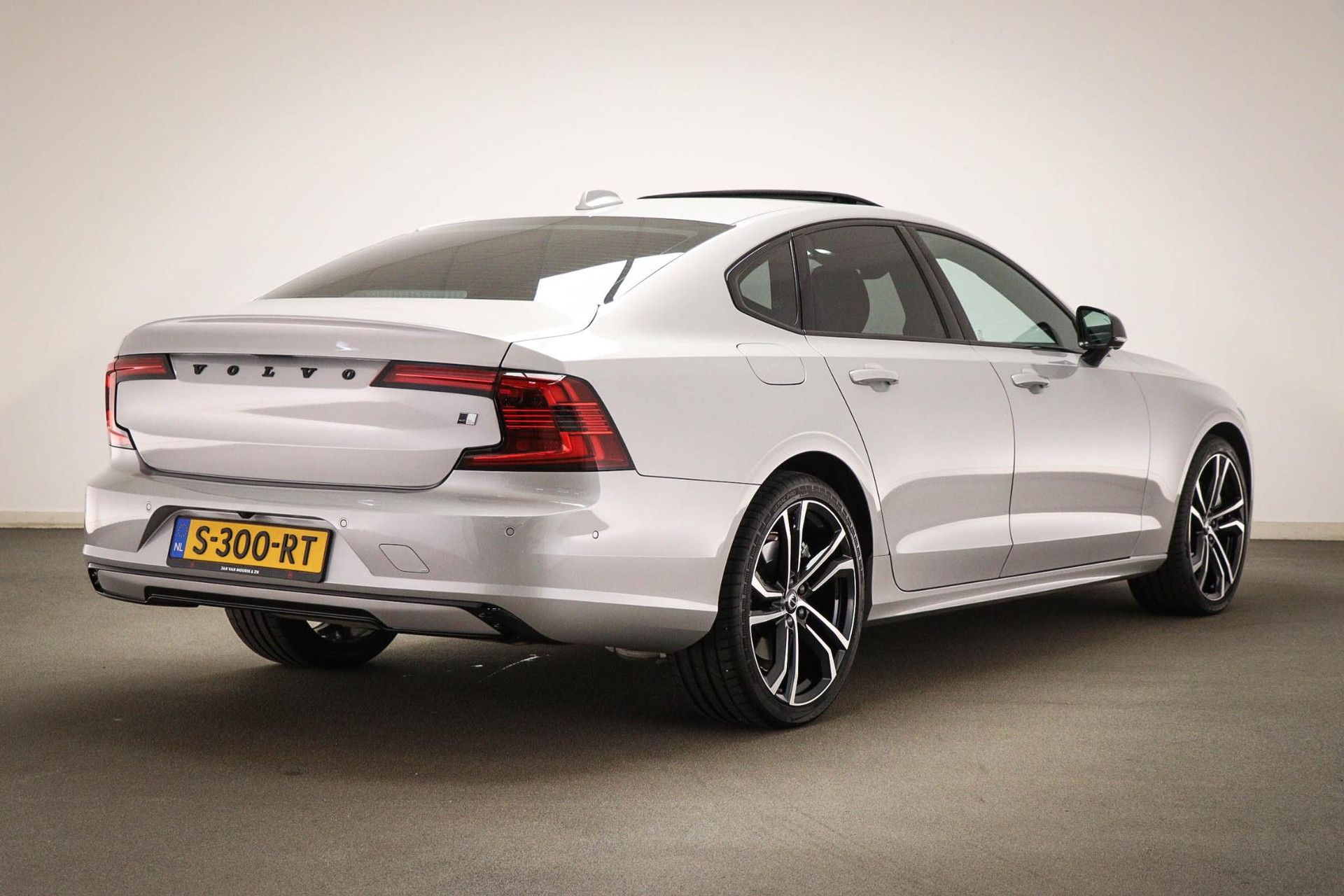 Volvo S90 met kenteken S-300-RT – autofoto 2