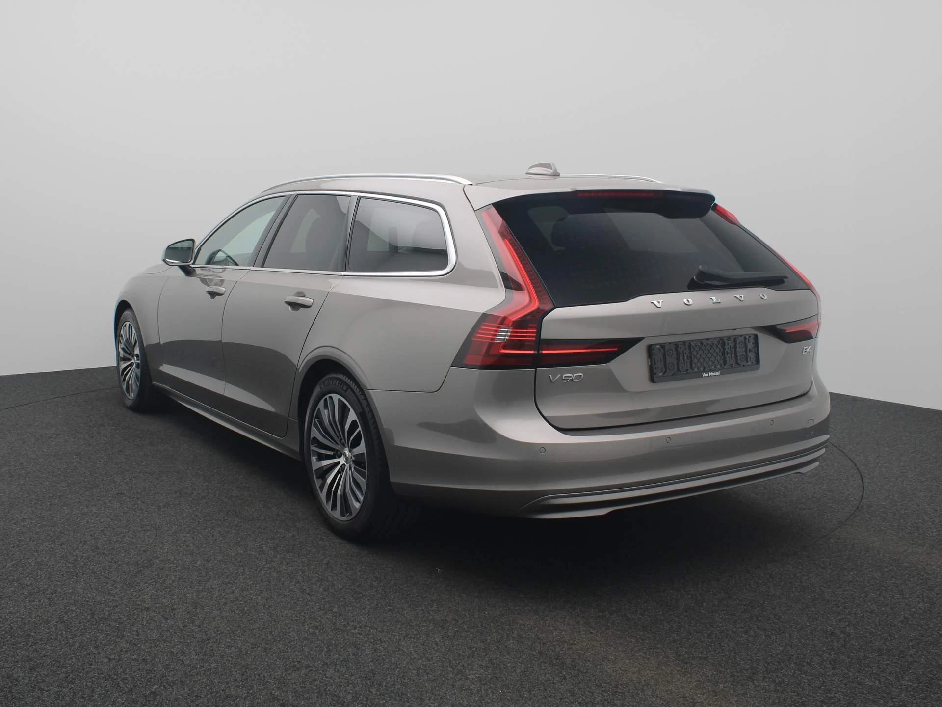 Volvo V90 met kenteken 57100 – autofoto 3