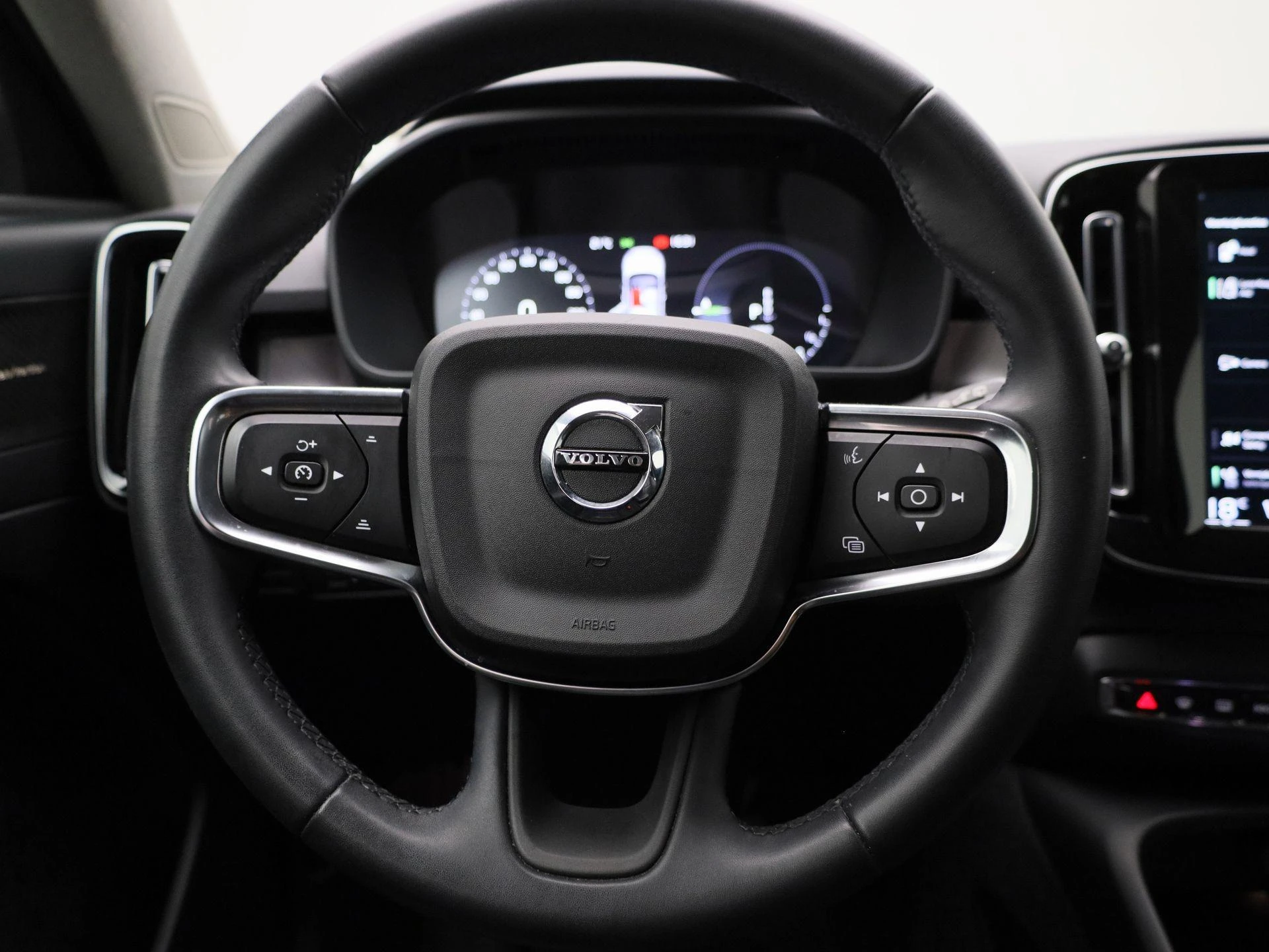 Volvo XC40 met kenteken 46 – autofoto 4