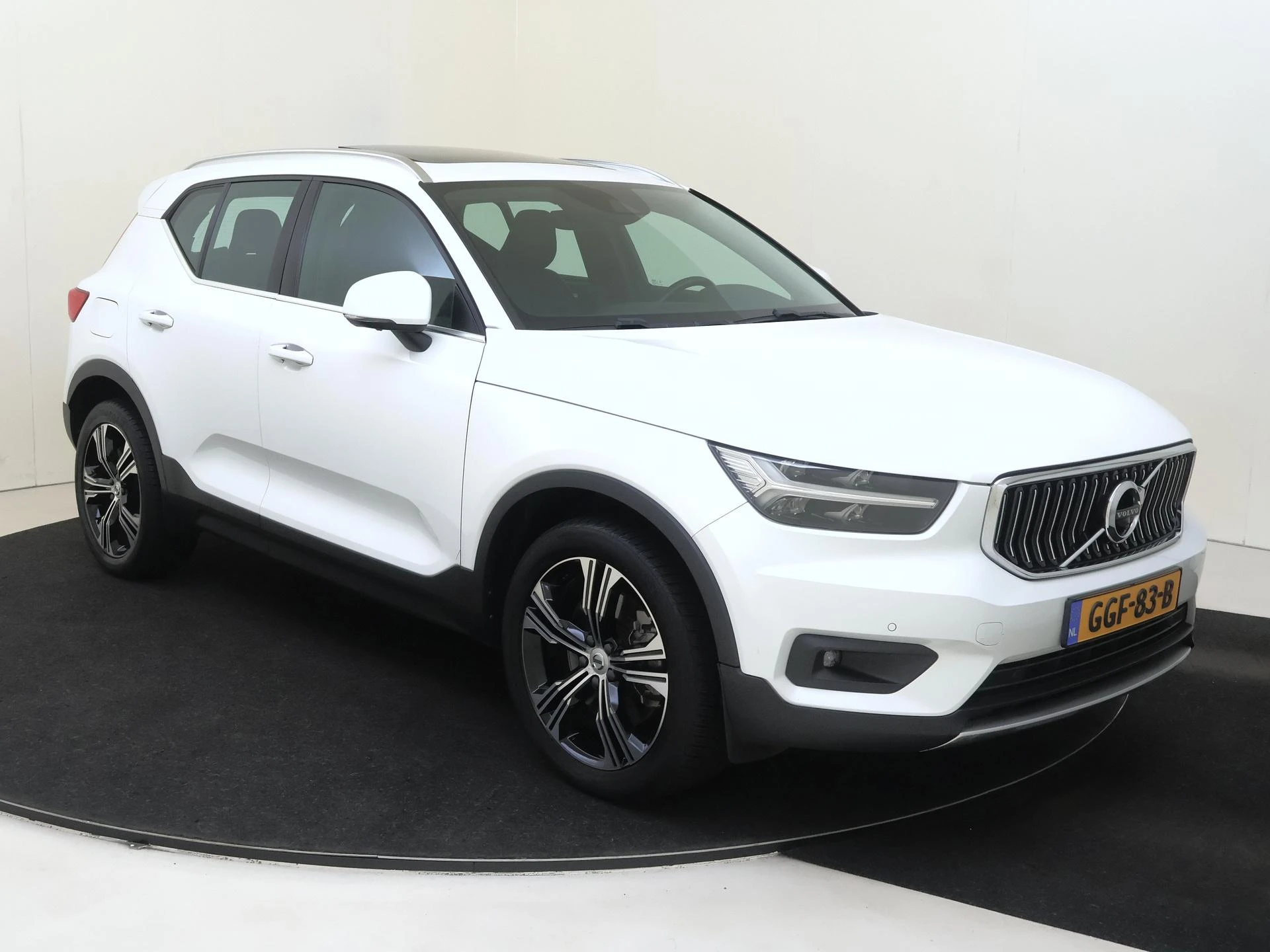 Volvo XC40 met kenteken GGF-83-B – autofoto 3